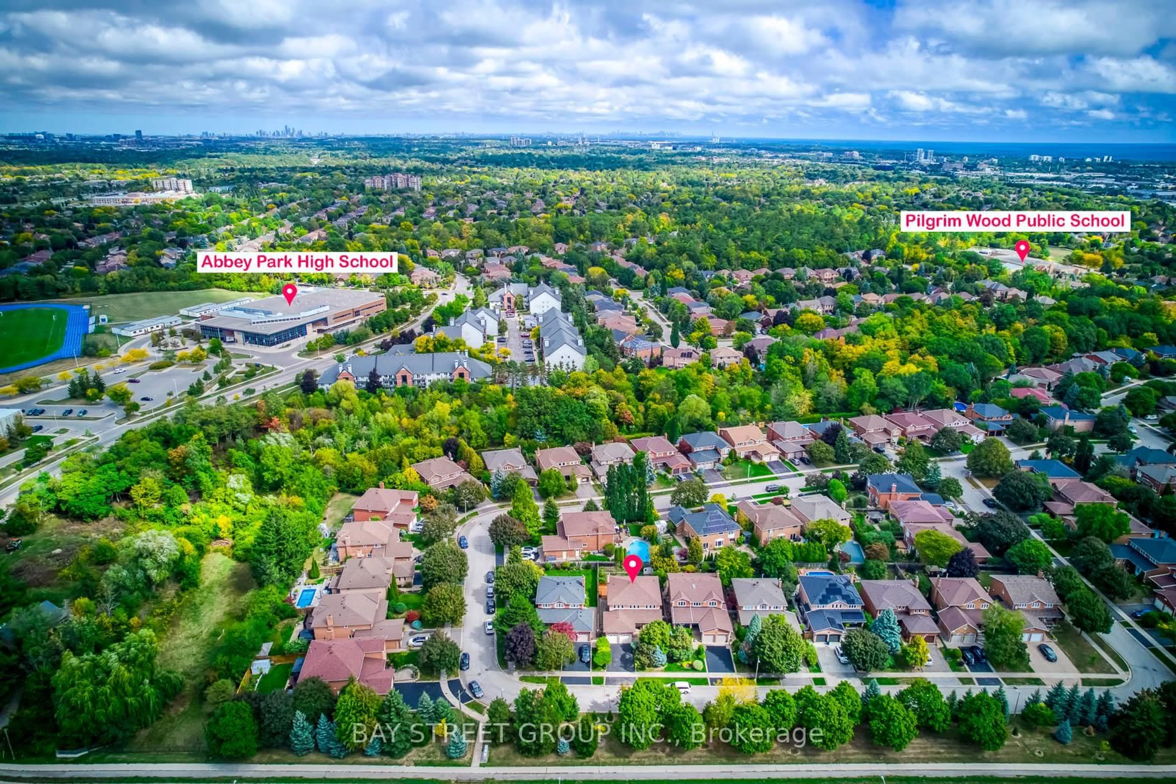 A pic from outside/outdoor area/front of a property/back of a property/a pic from drone, city buildings view from balcony for 1394 Peartree Circ, Oakville Ontario L6M 2J1