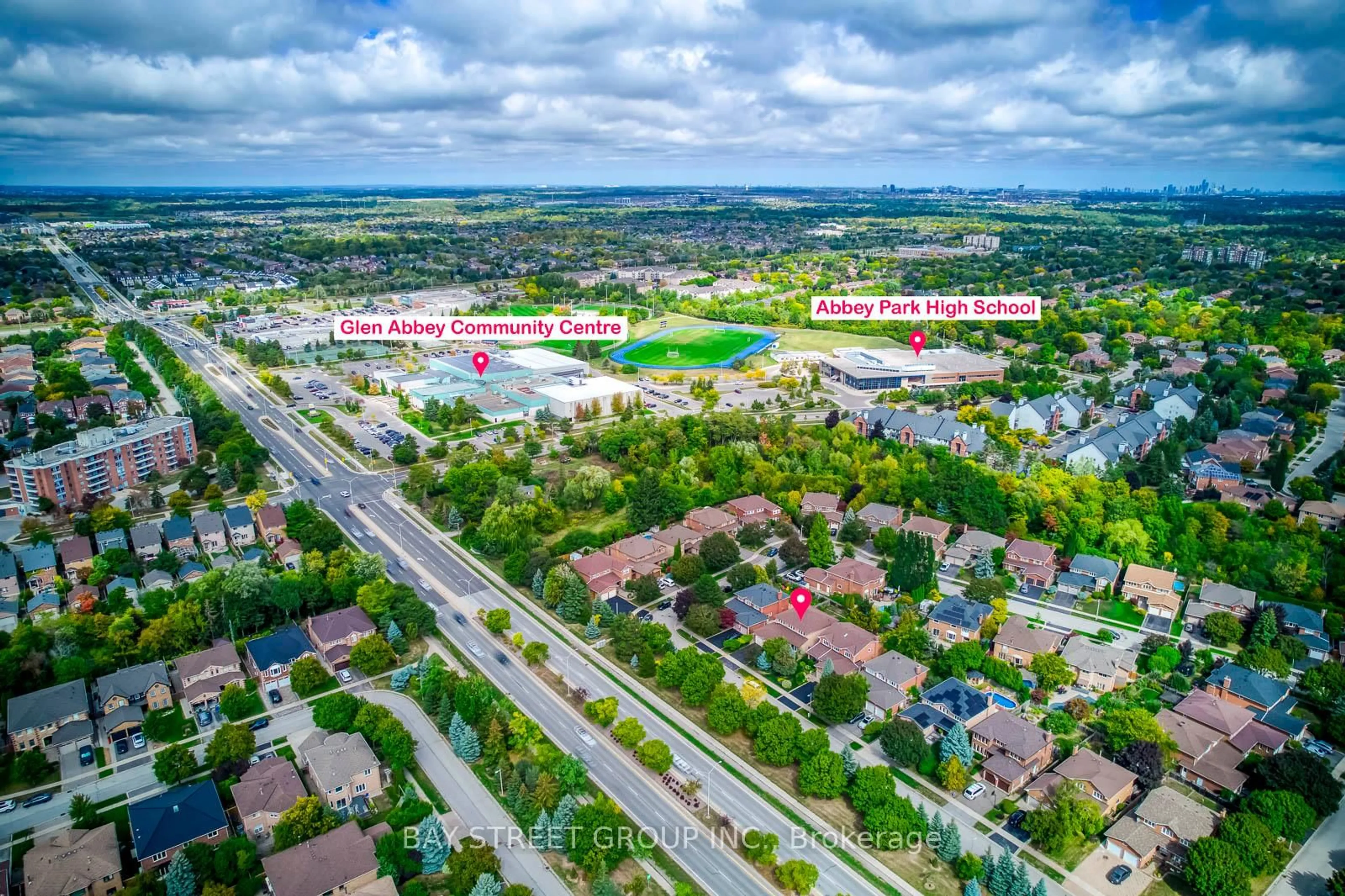 A pic from outside/outdoor area/front of a property/back of a property/a pic from drone, street for 1394 Peartree Circ, Oakville Ontario L6M 2J1