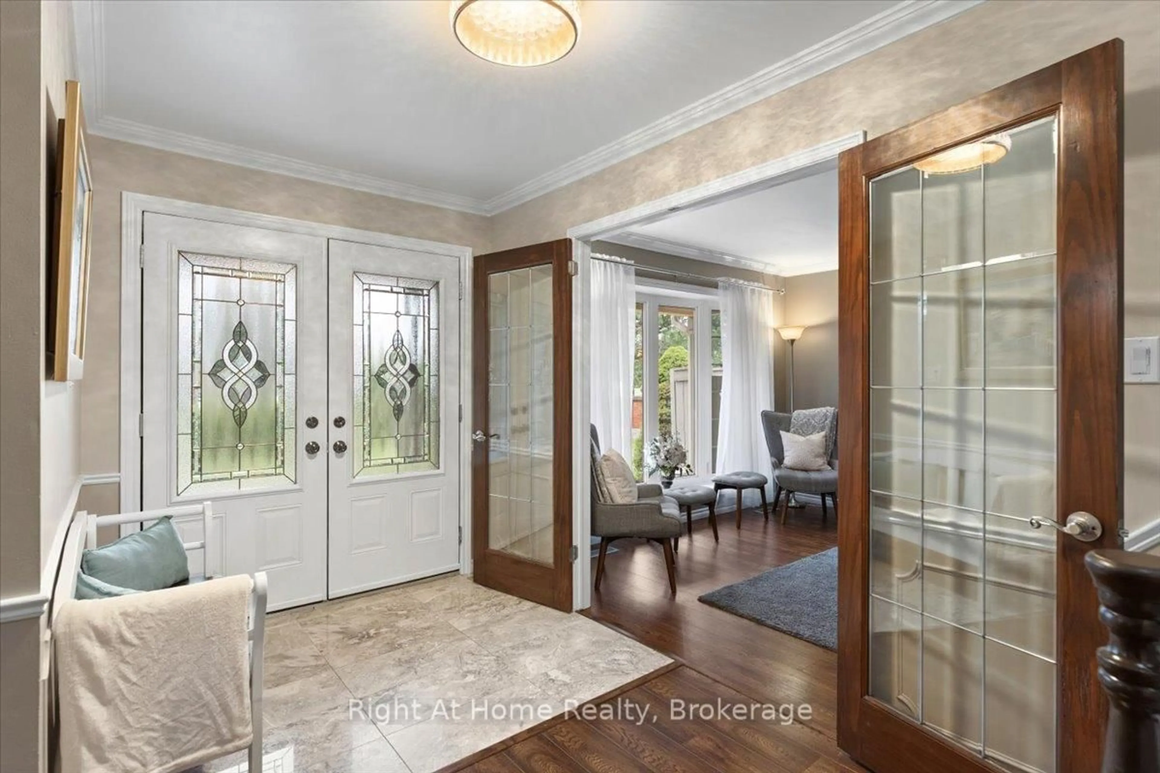 Indoor entryway for 437 Shoreacres Rd, Burlington Ontario L7L 5N2