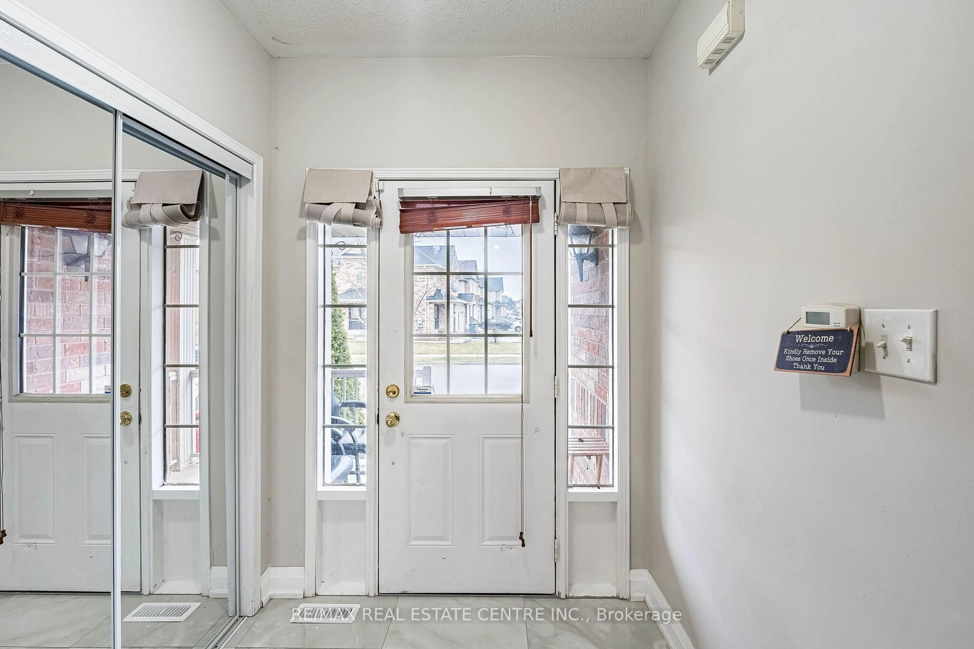 Indoor entryway for 22 Tanasi Rd, Brampton Ontario L6X 0K4