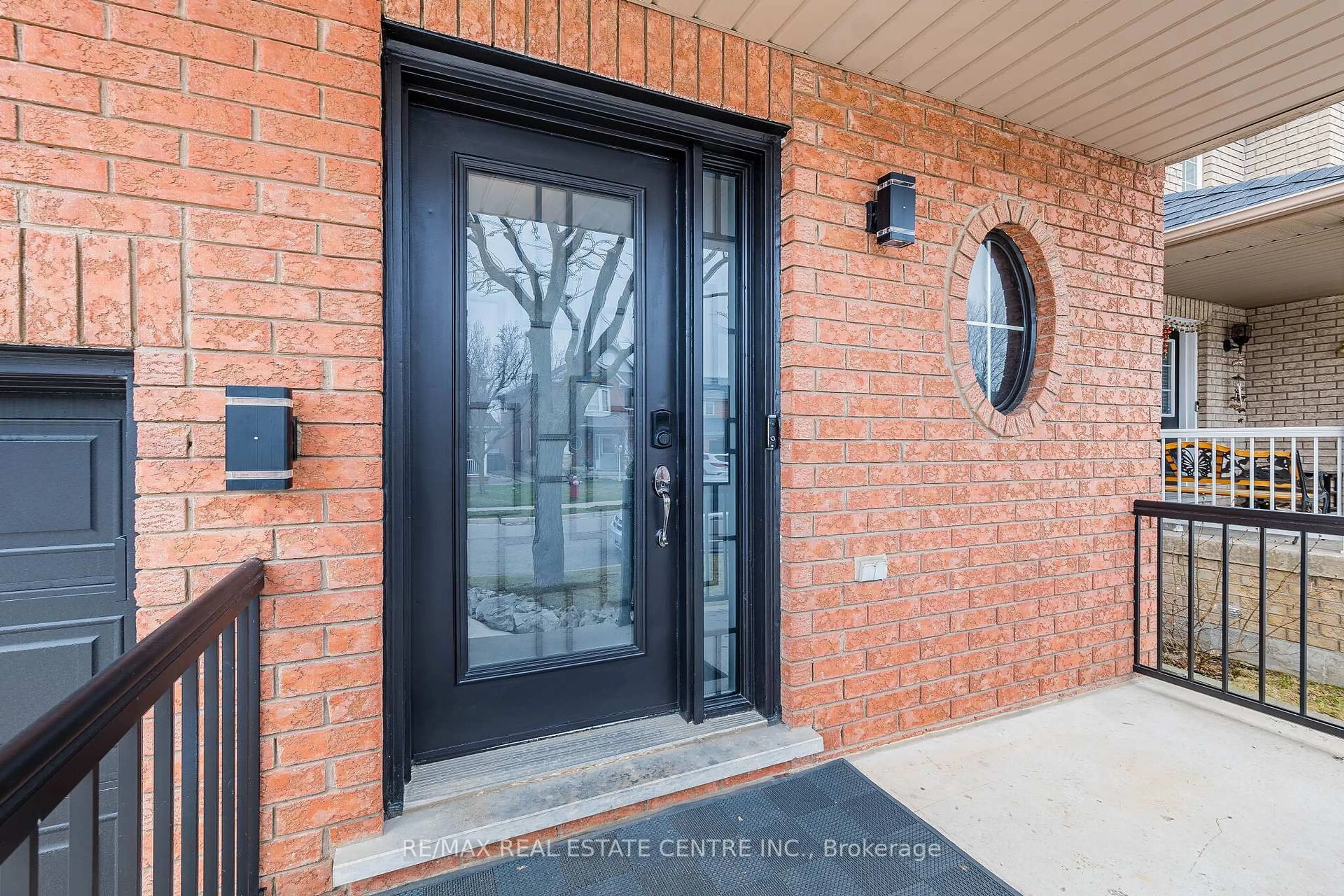 Indoor entryway for 43 Briarcroft Rd, Brampton Ontario L7A 1X7