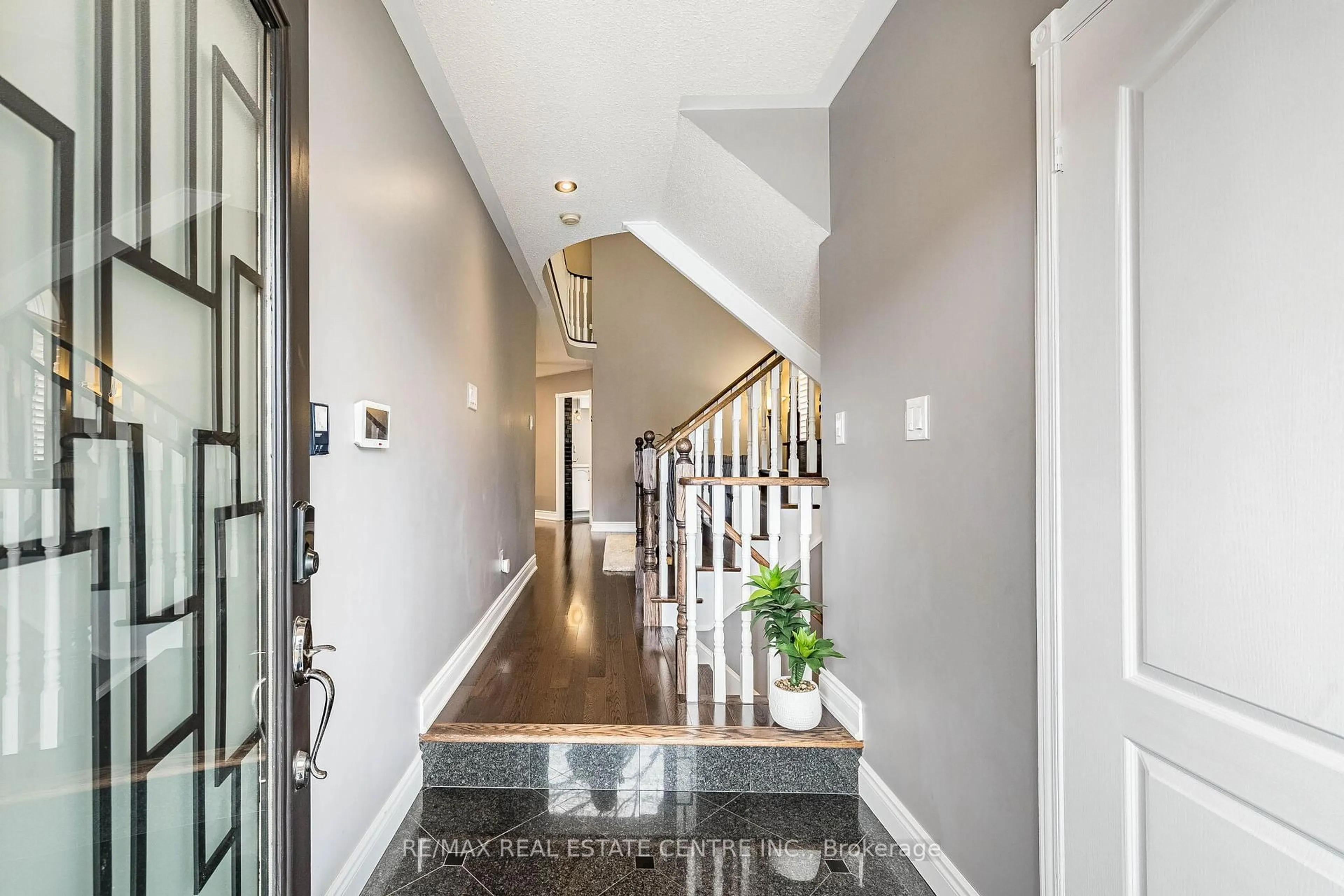 Indoor entryway for 43 Briarcroft Rd, Brampton Ontario L7A 1X7