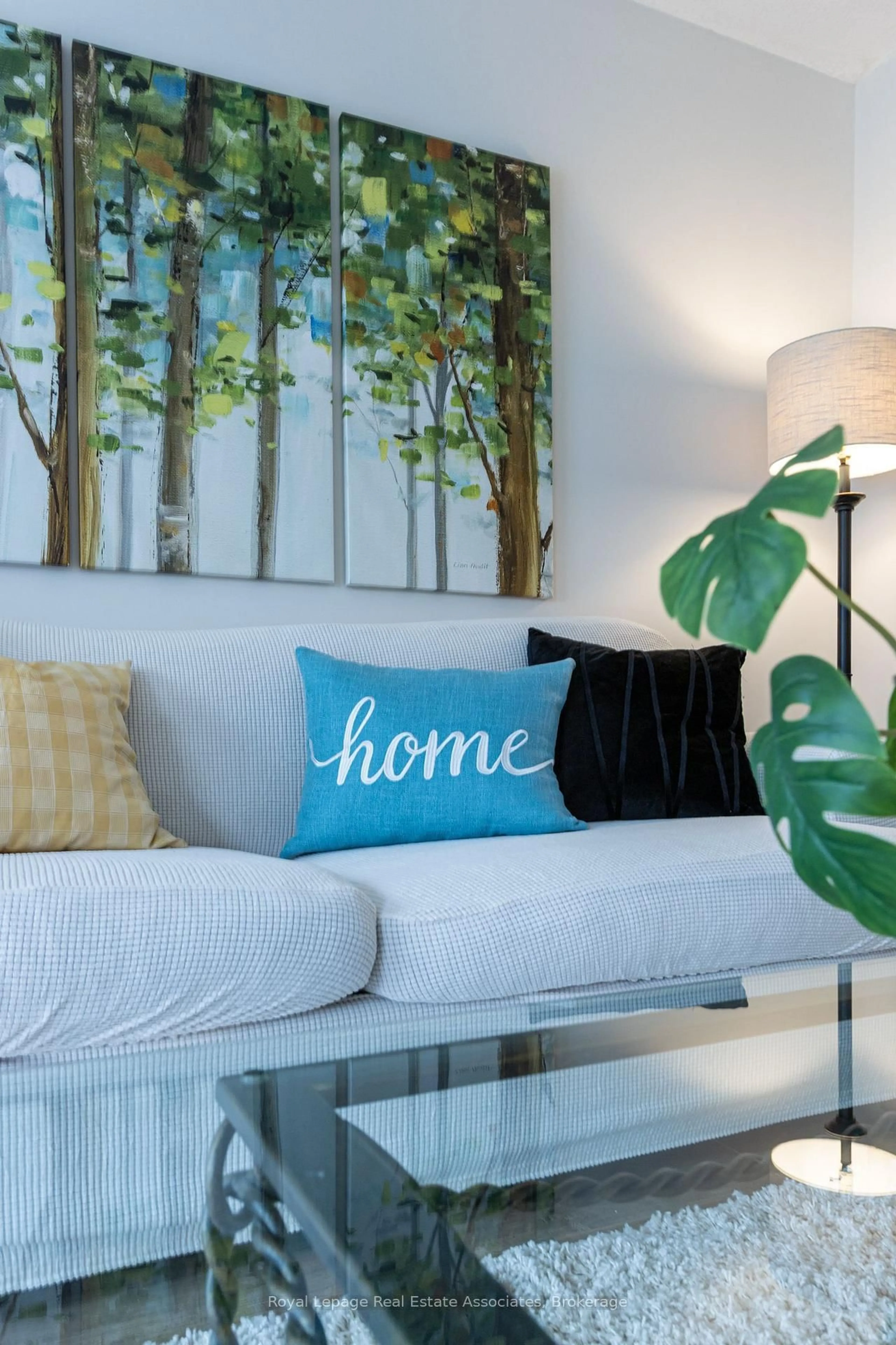 Living room with furniture, wood/laminate floor for 2605 Woodchester Dr #57, Mississauga Ontario L5K 2E3