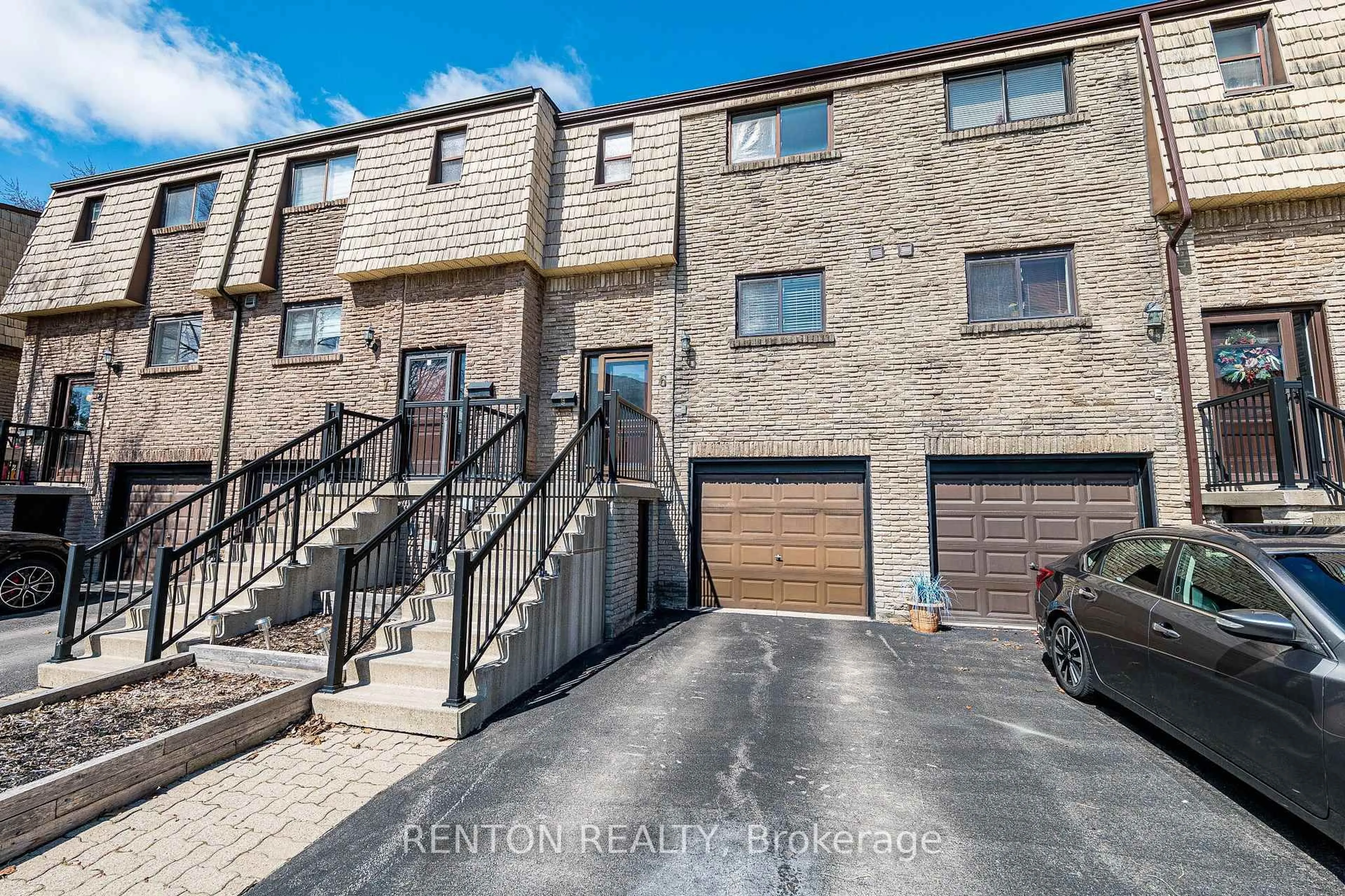 A pic from outside/outdoor area/front of a property/back of a property/a pic from drone, street for 1536 Sixth Line #6, Oakville Ontario L6H 2P2