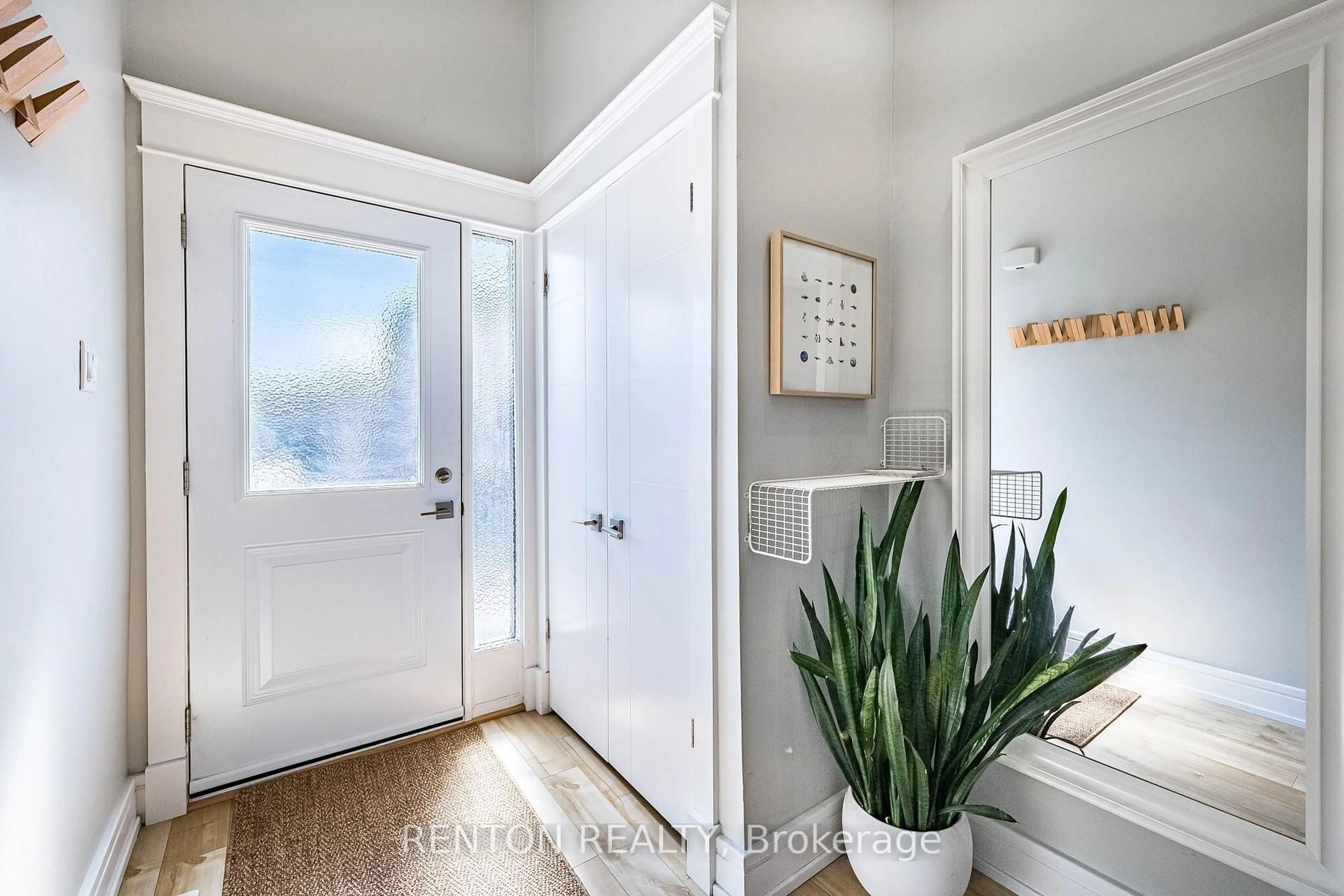 Indoor entryway for 1536 Sixth Line #6, Oakville Ontario L6H 2P2