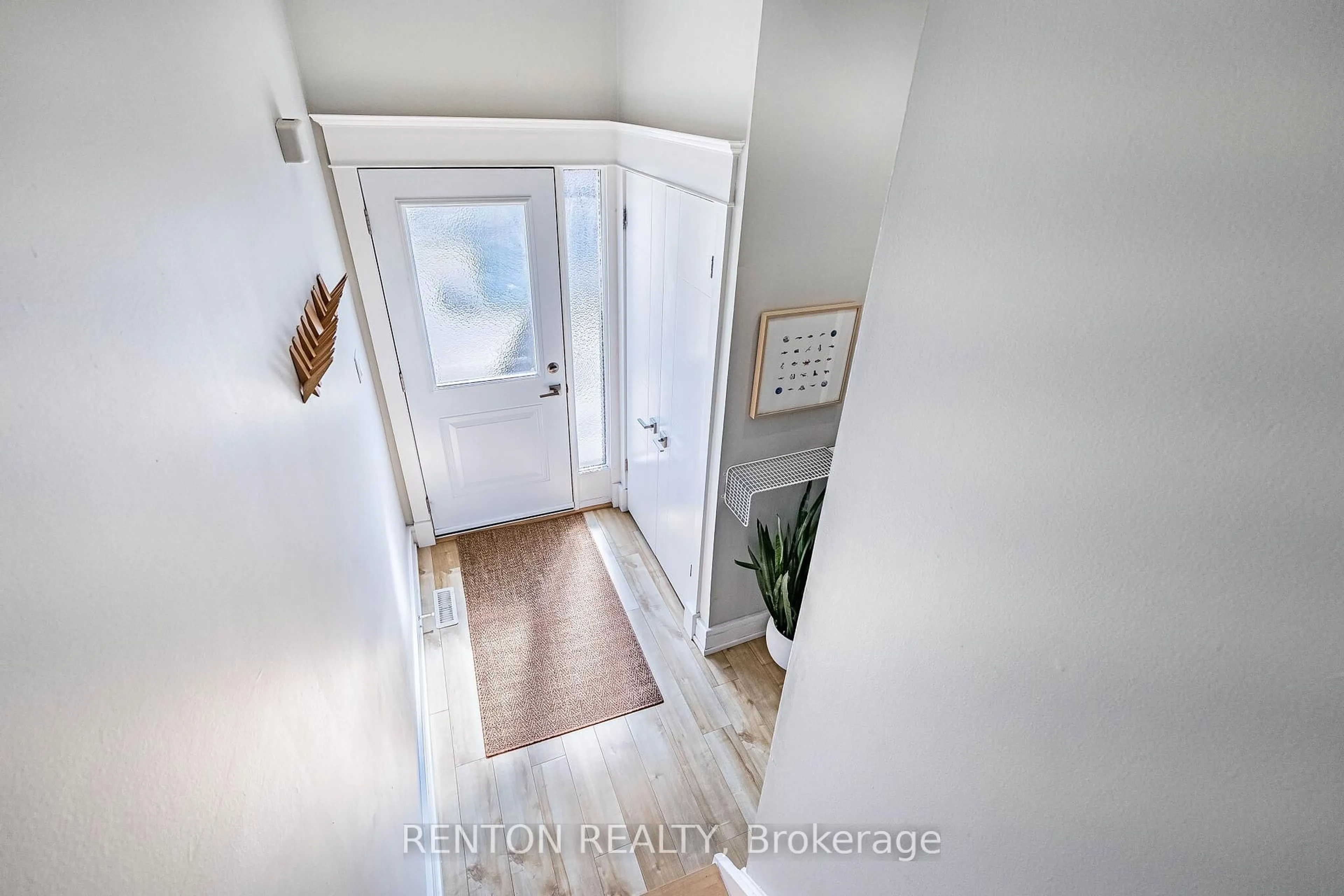 Indoor entryway for 1536 Sixth Line #6, Oakville Ontario L6H 2P2