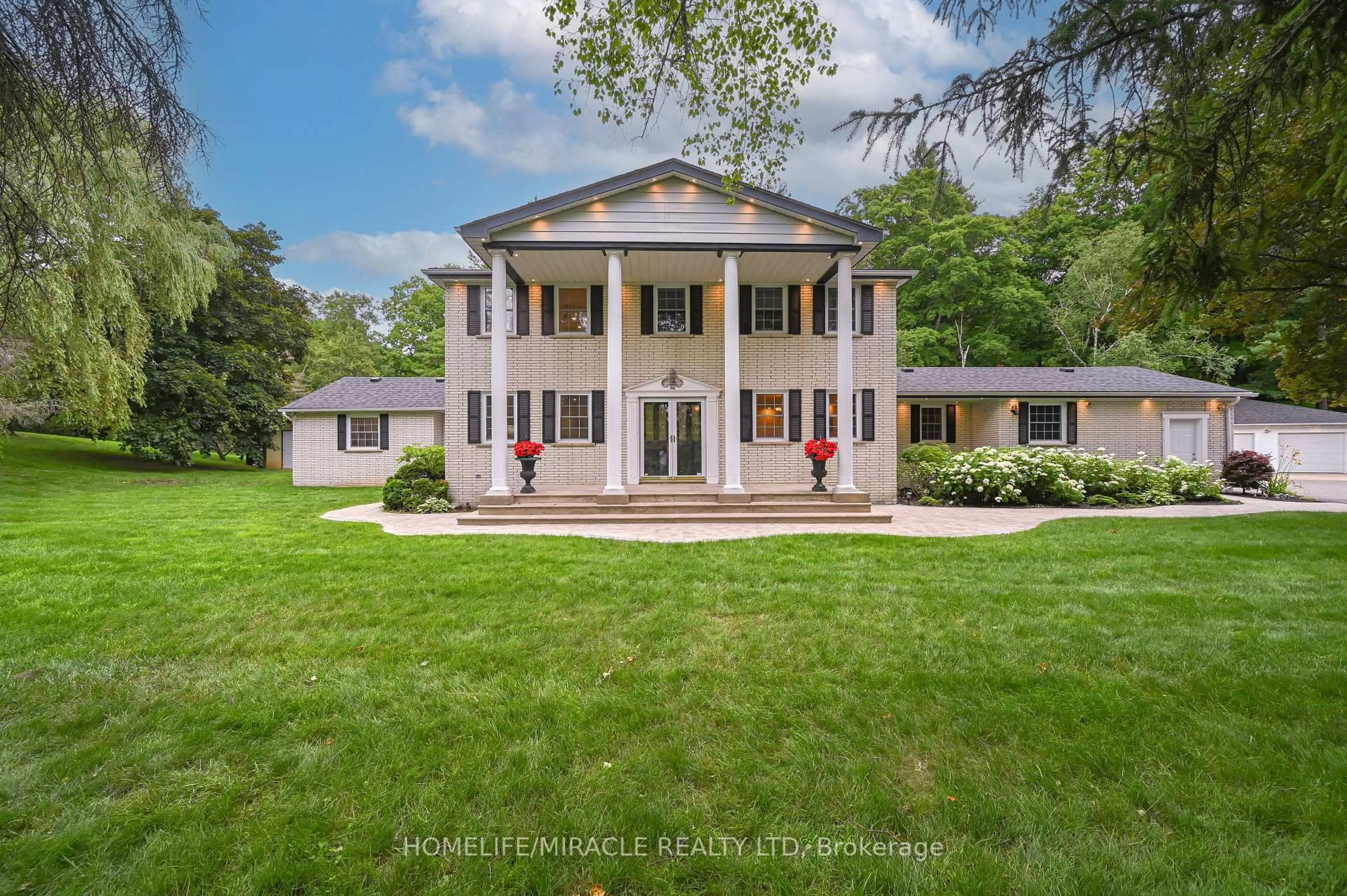 A pic from outside/outdoor area/front of a property/back of a property/a pic from drone, building for 62 Gibson Lake Dr, Caledon Ontario L7E 4B2