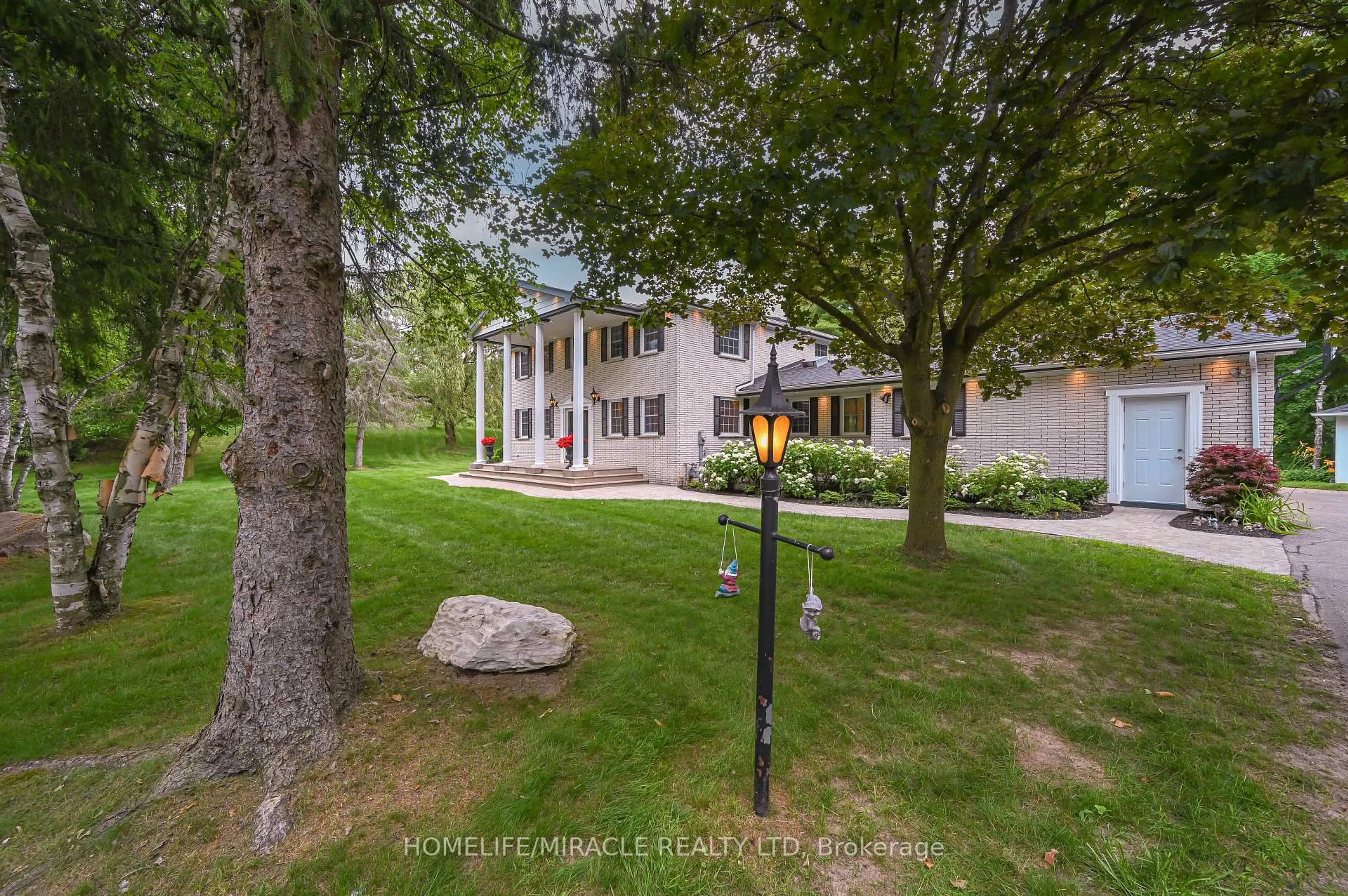 A pic from outside/outdoor area/front of a property/back of a property/a pic from drone, street for 62 Gibson Lake Dr, Caledon Ontario L7E 4B2