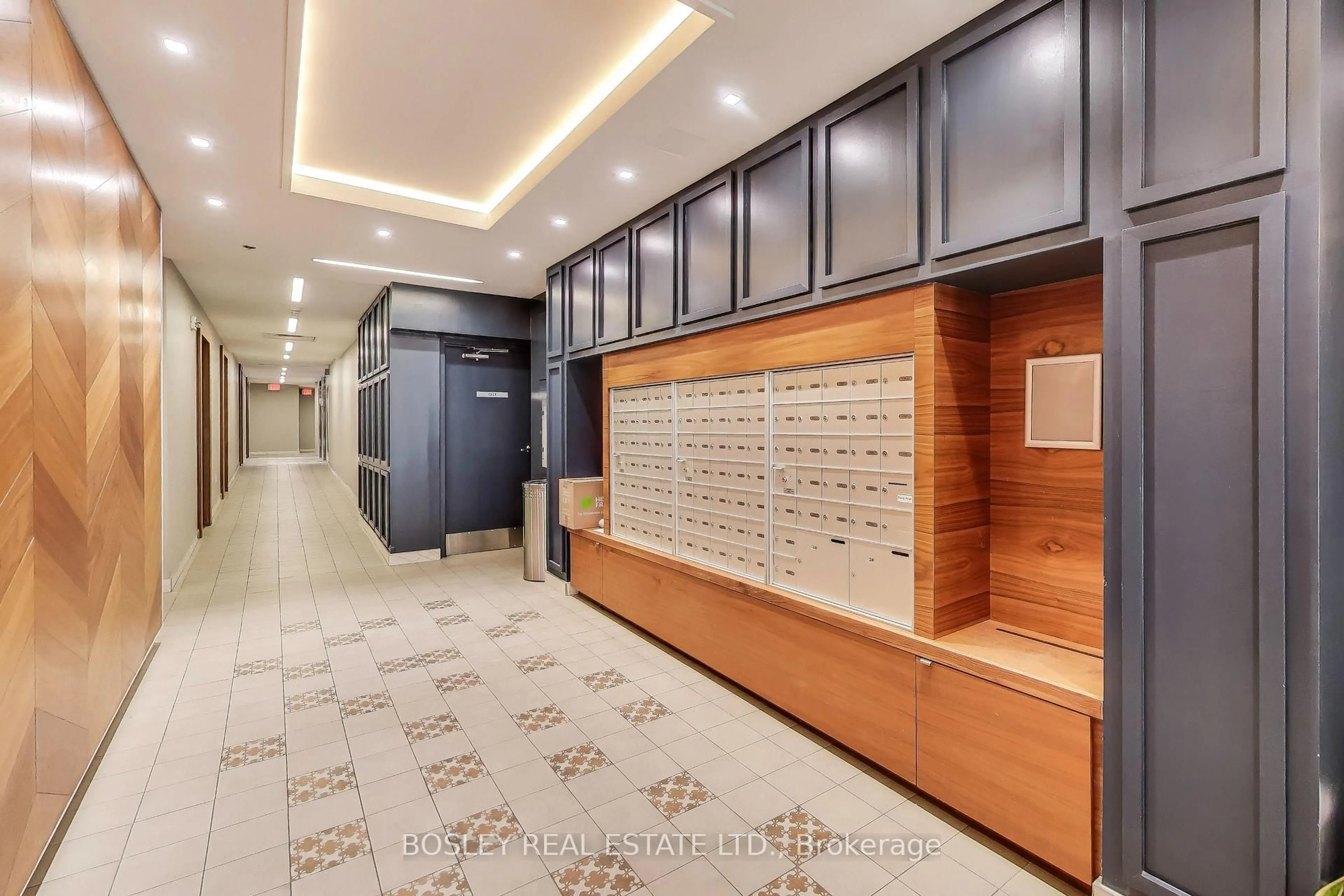 Indoor foyer for 530 Indian Grve #416, Toronto Ontario M6P 0B3