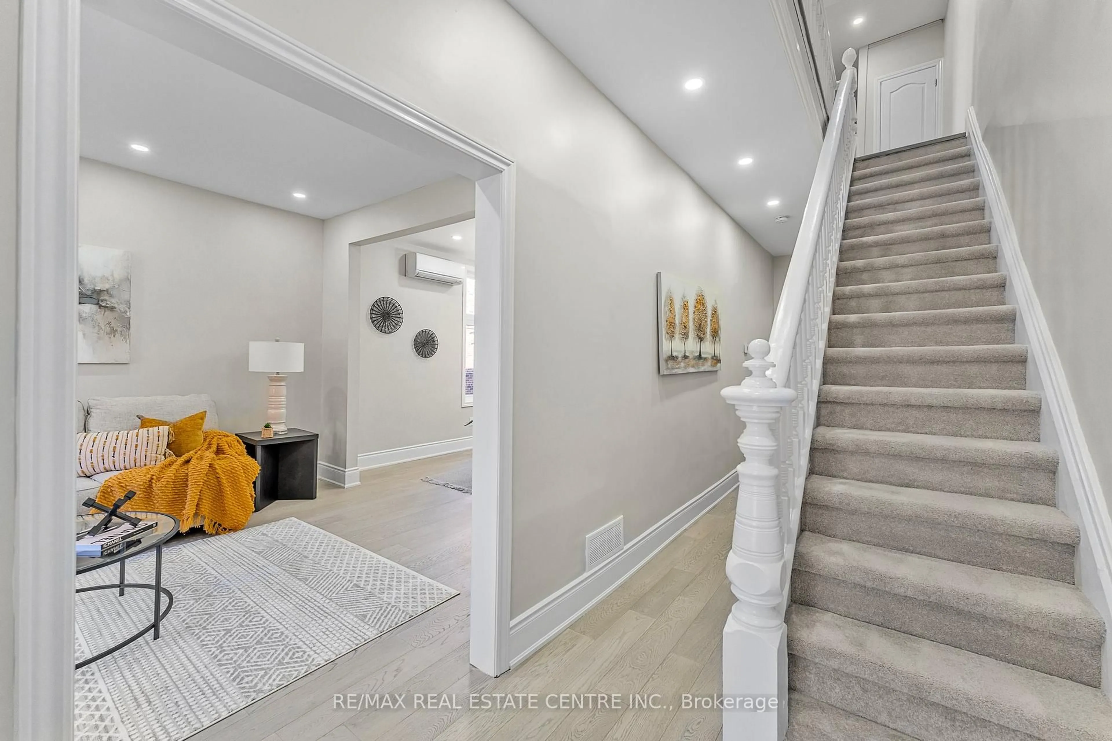 Indoor entryway for 17 First St, Orangeville Ontario L9W 2C6