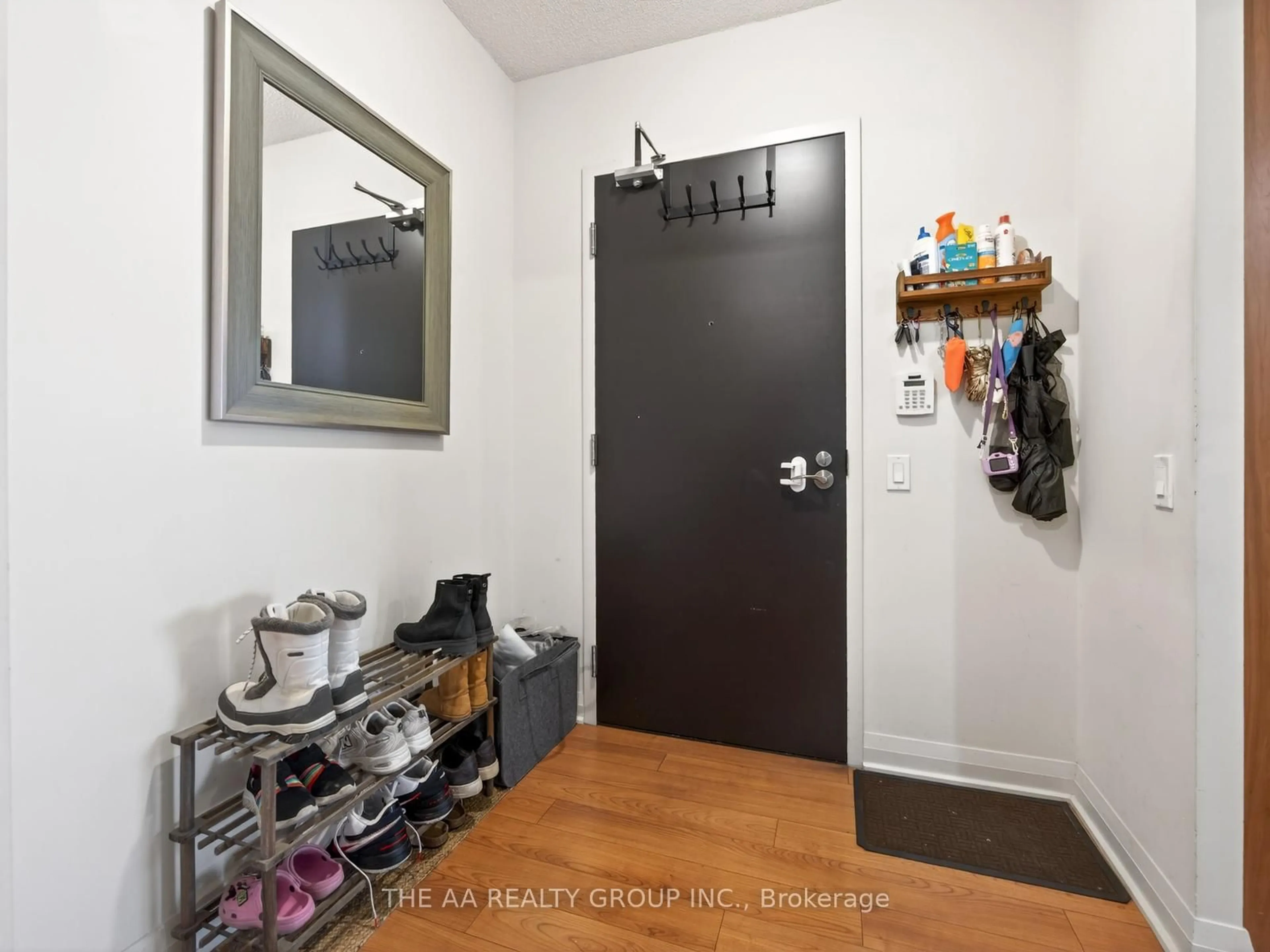 Indoor entryway for 5 Valhalla Inn Rd #2111, Toronto Ontario M9B 0B1