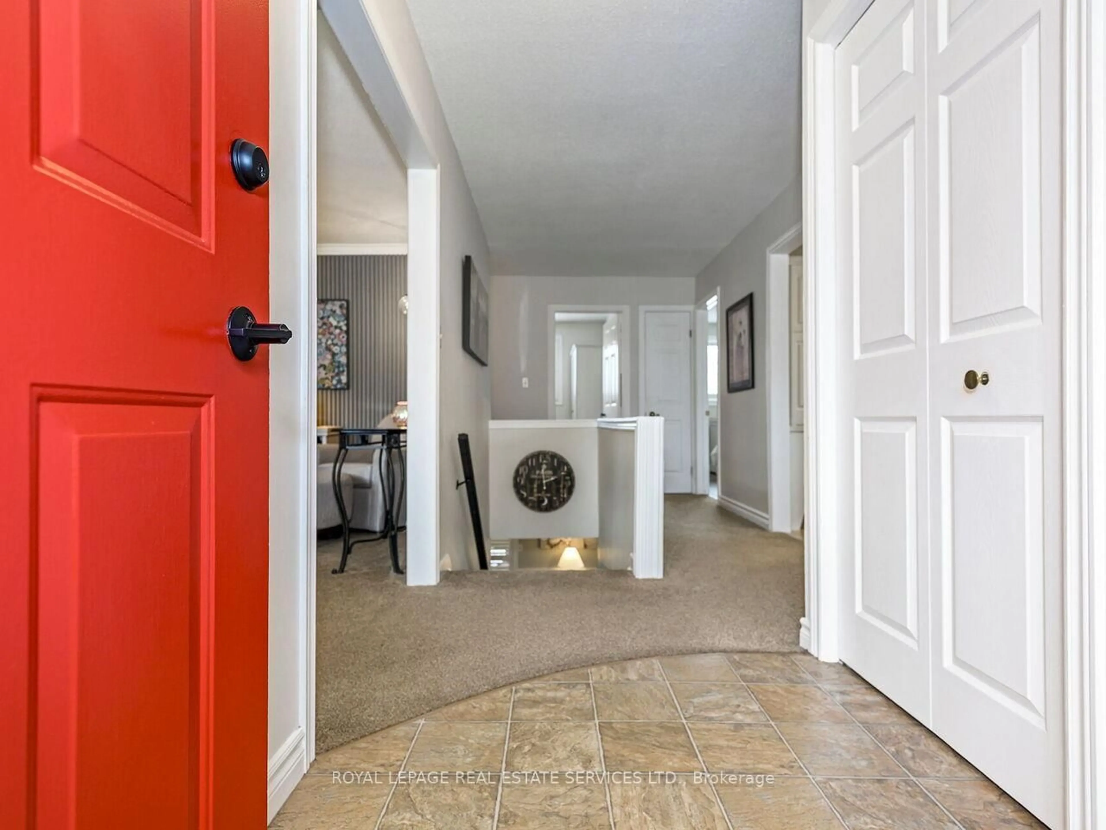 Indoor entryway for 284 Ridge Dr, Milton Ontario L9T 1X3