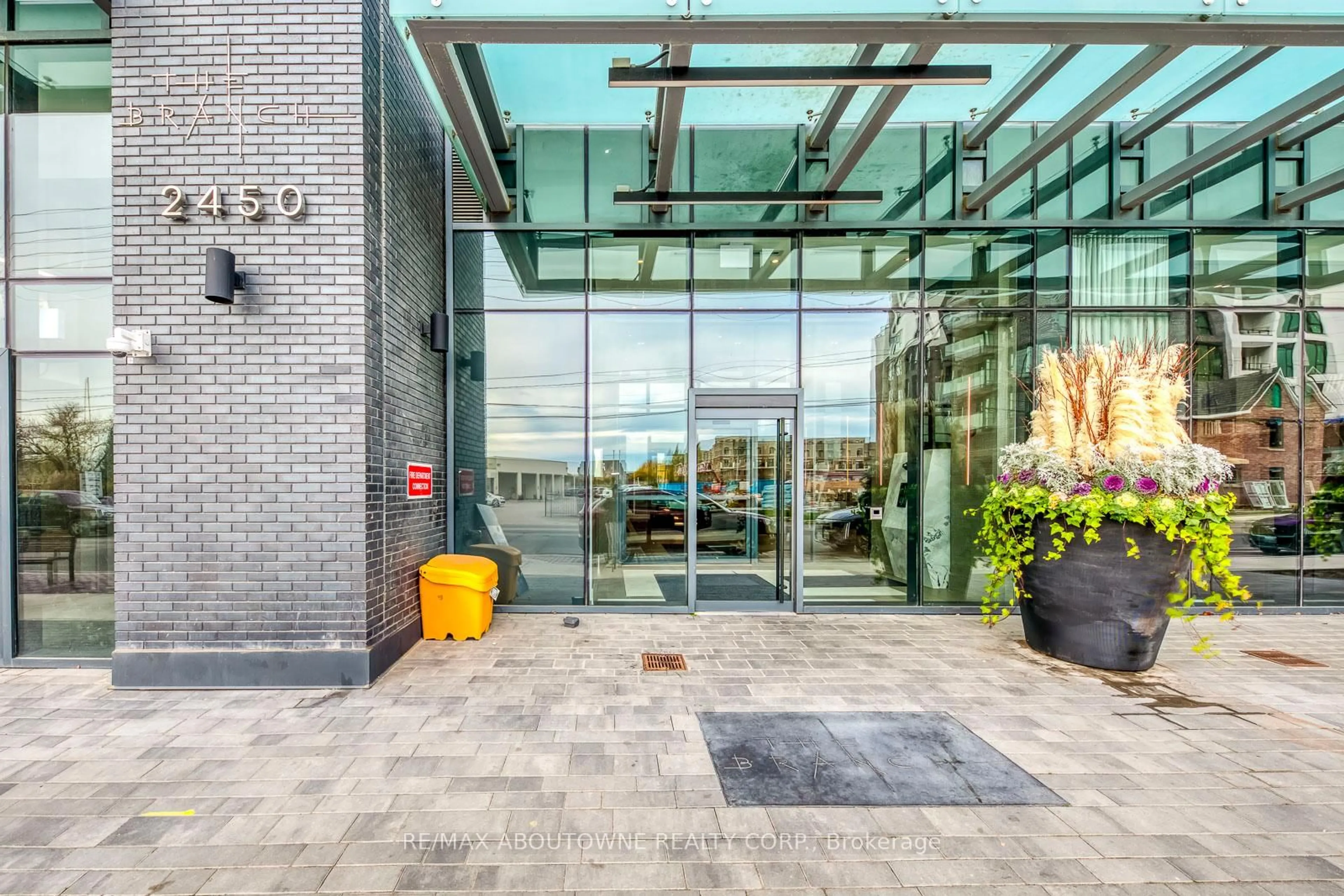 Indoor foyer for 2450 Old Bronte Rd #238, Oakville Ontario L6M 5P6