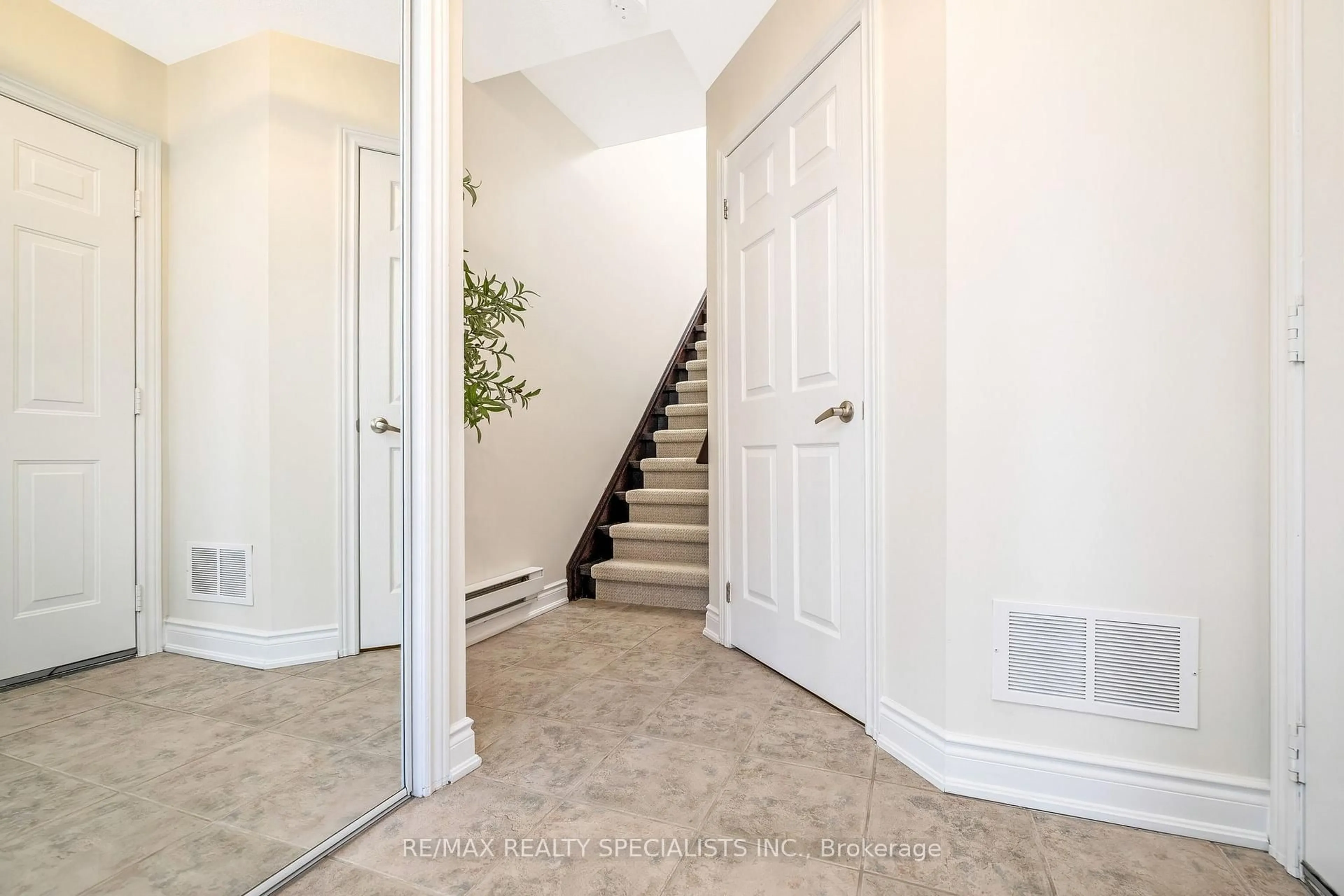 Indoor entryway for 3032 Drumloch Ave, Oakville Ontario L6M 5H8