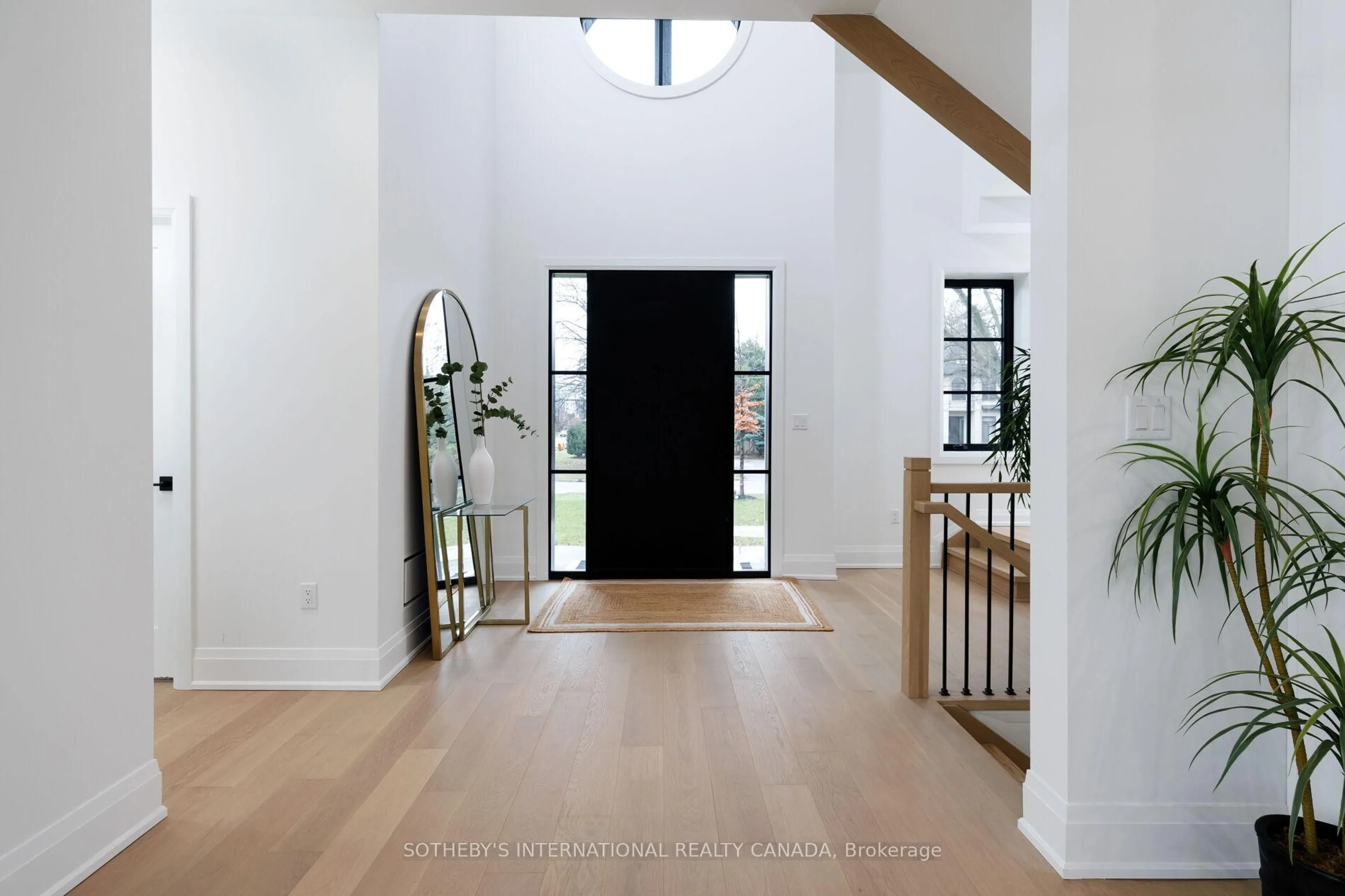 Indoor entryway for 118 Warwood Rd, Toronto Ontario M9B 5B7