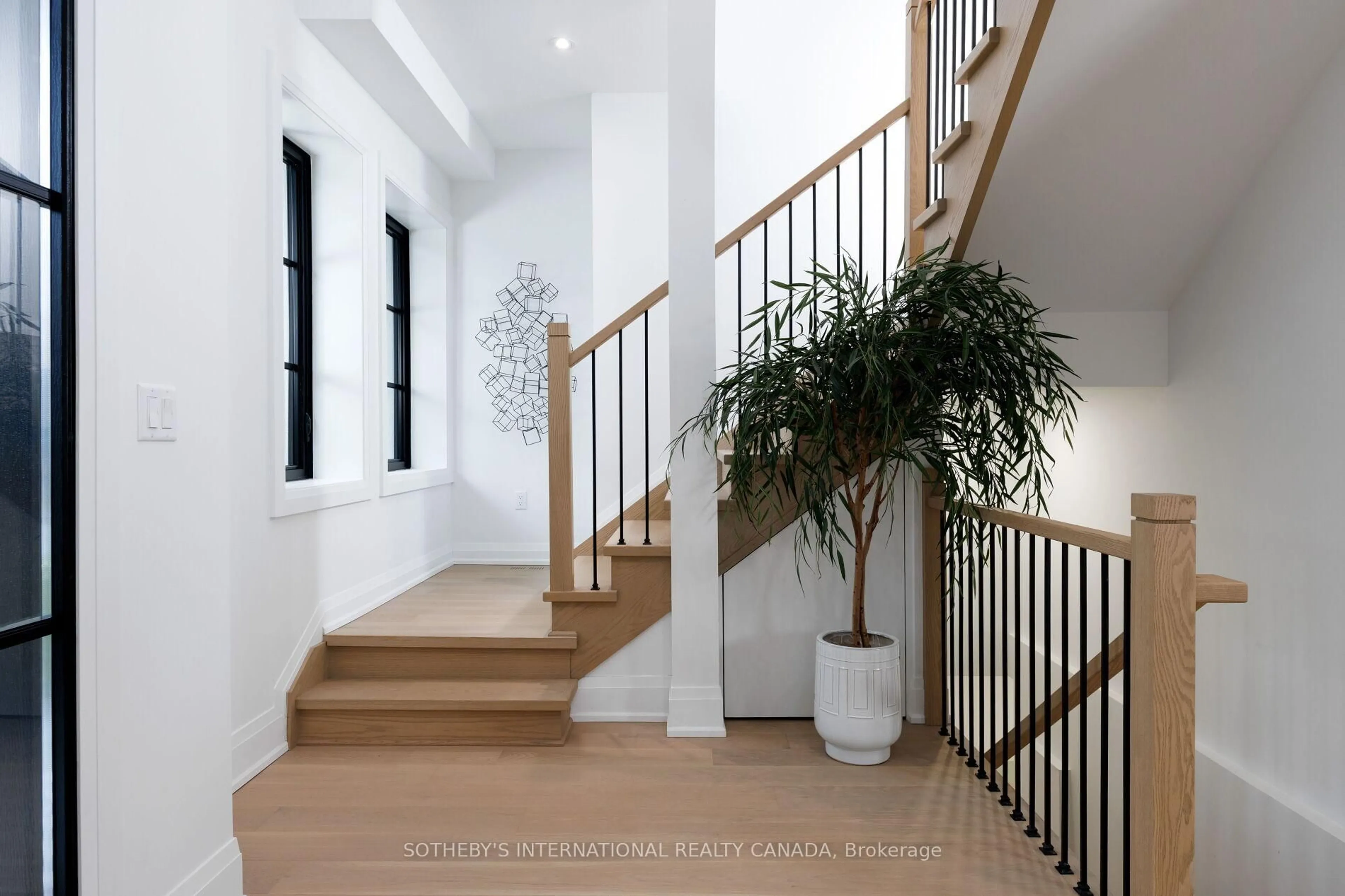 Indoor foyer for 118 Warwood Rd, Toronto Ontario M9B 5B7