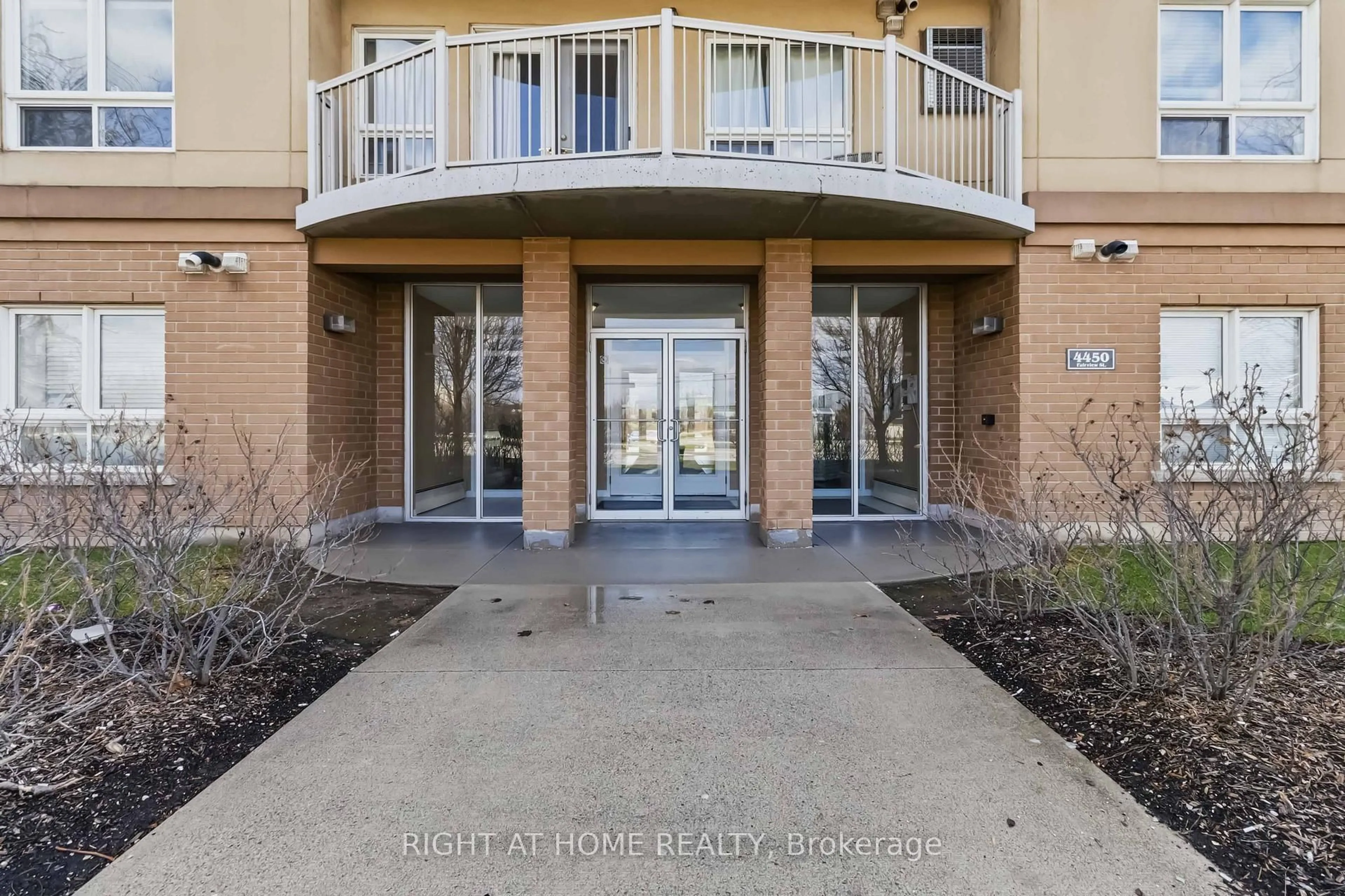 Indoor foyer for 4450 fairview St #305, Burlington Ontario L7L 7K7