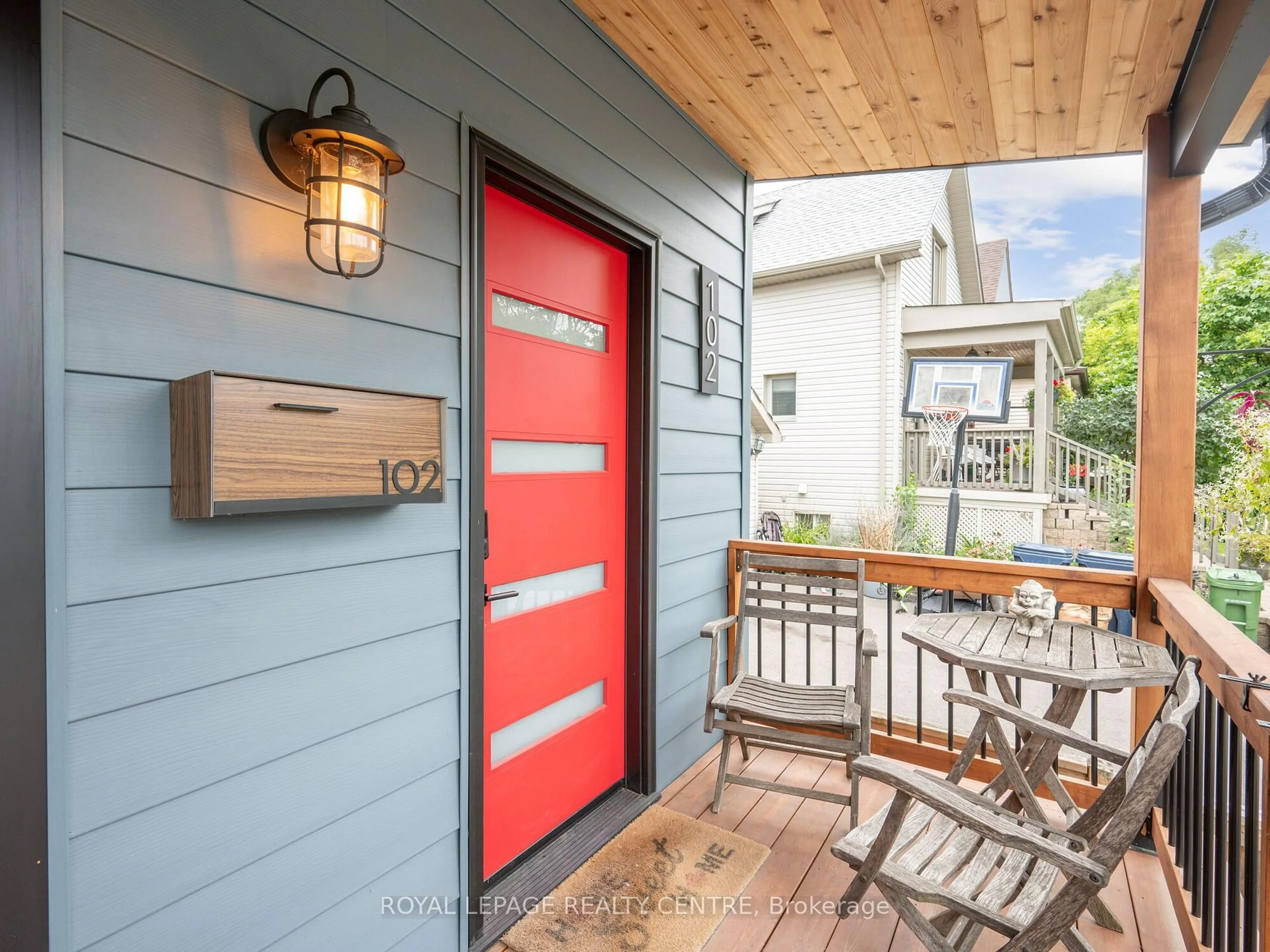 Indoor entryway for 102 Twenty Third St, Toronto Ontario M8V 3N2