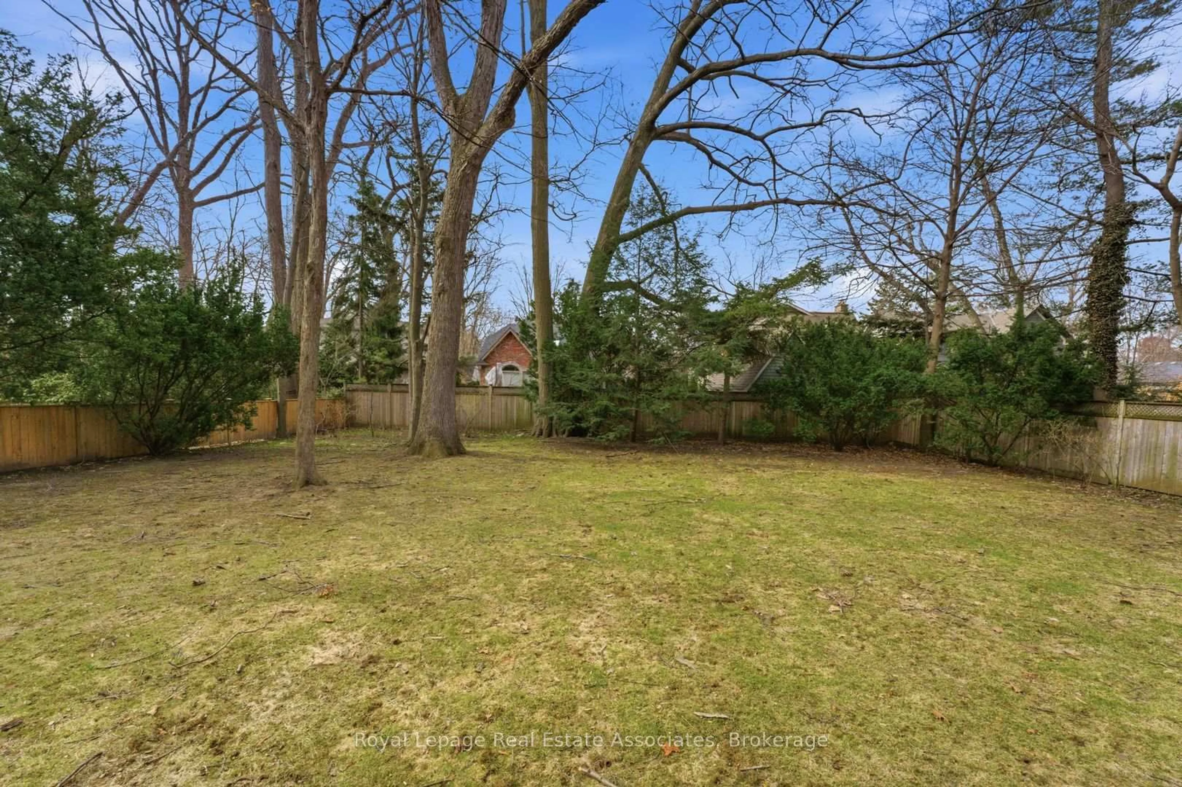 Patio, forest/trees view for 95 Oakes Dr, Mississauga Ontario L5G 3M2