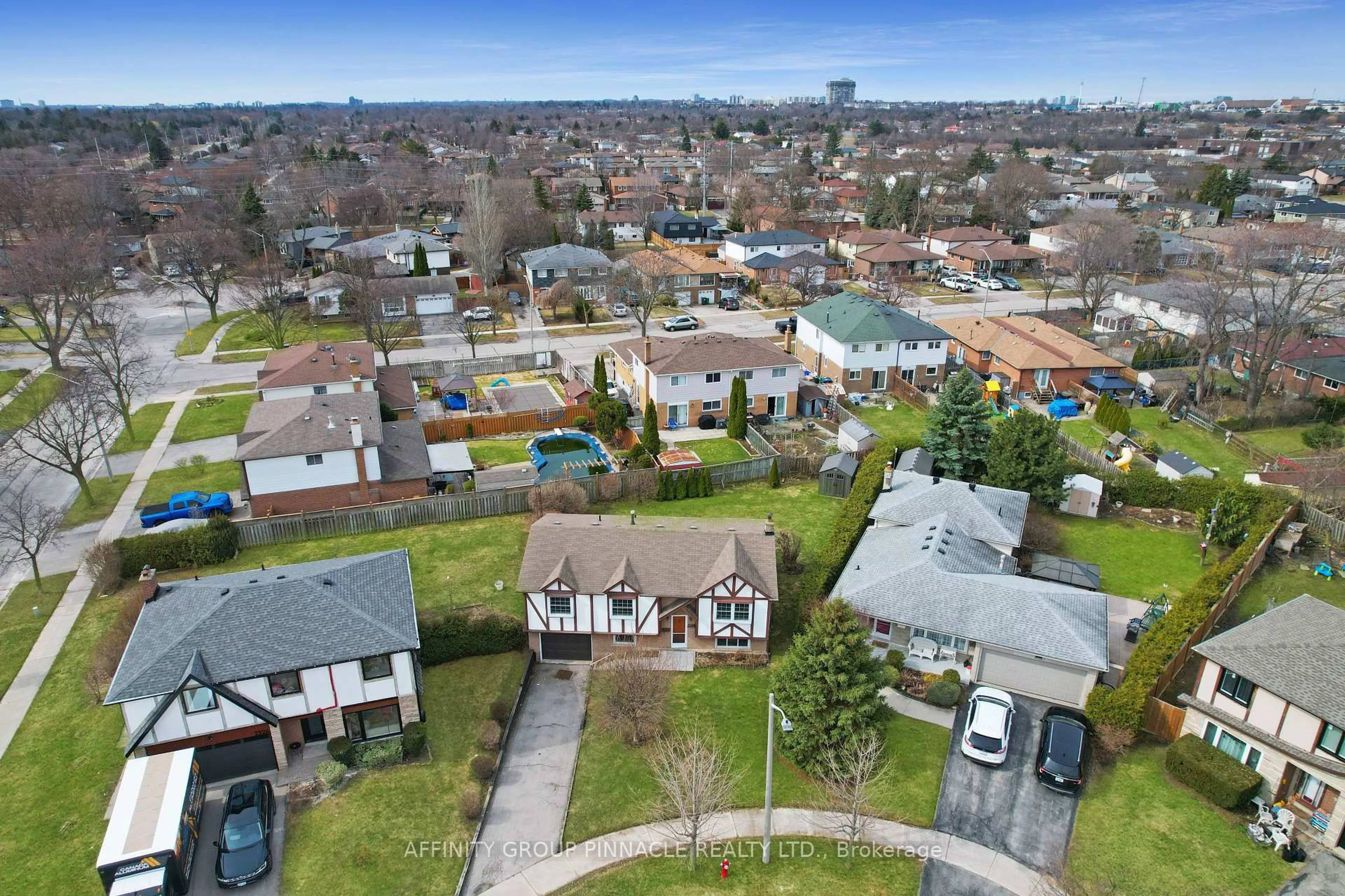 A pic from outside/outdoor area/front of a property/back of a property/a pic from drone, street for 2338 Dorothea Crt, Mississauga Ontario L5B 2B7