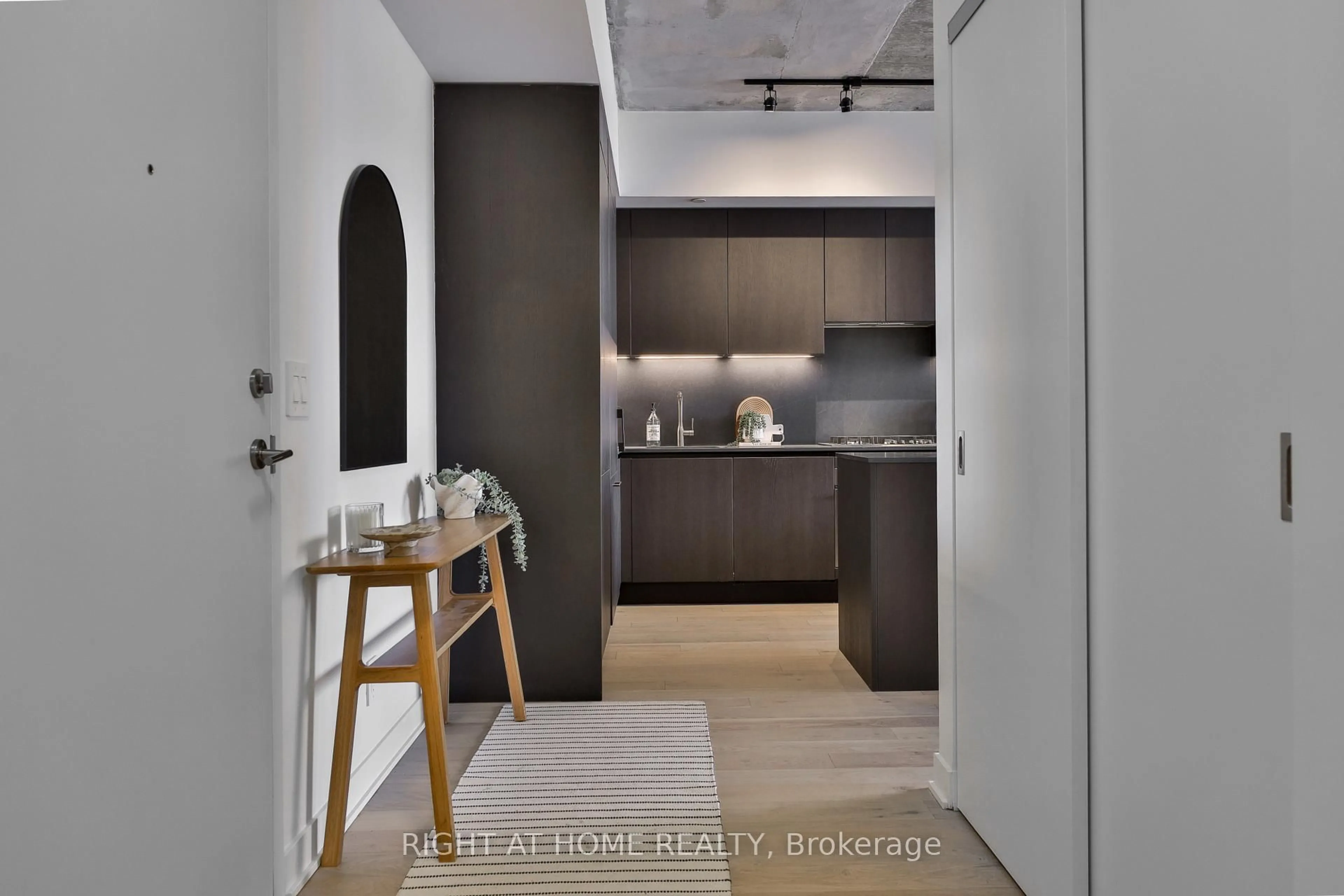 Indoor entryway for 2720 Dundas St #PH 6, Toronto Ontario M6P 1Y2