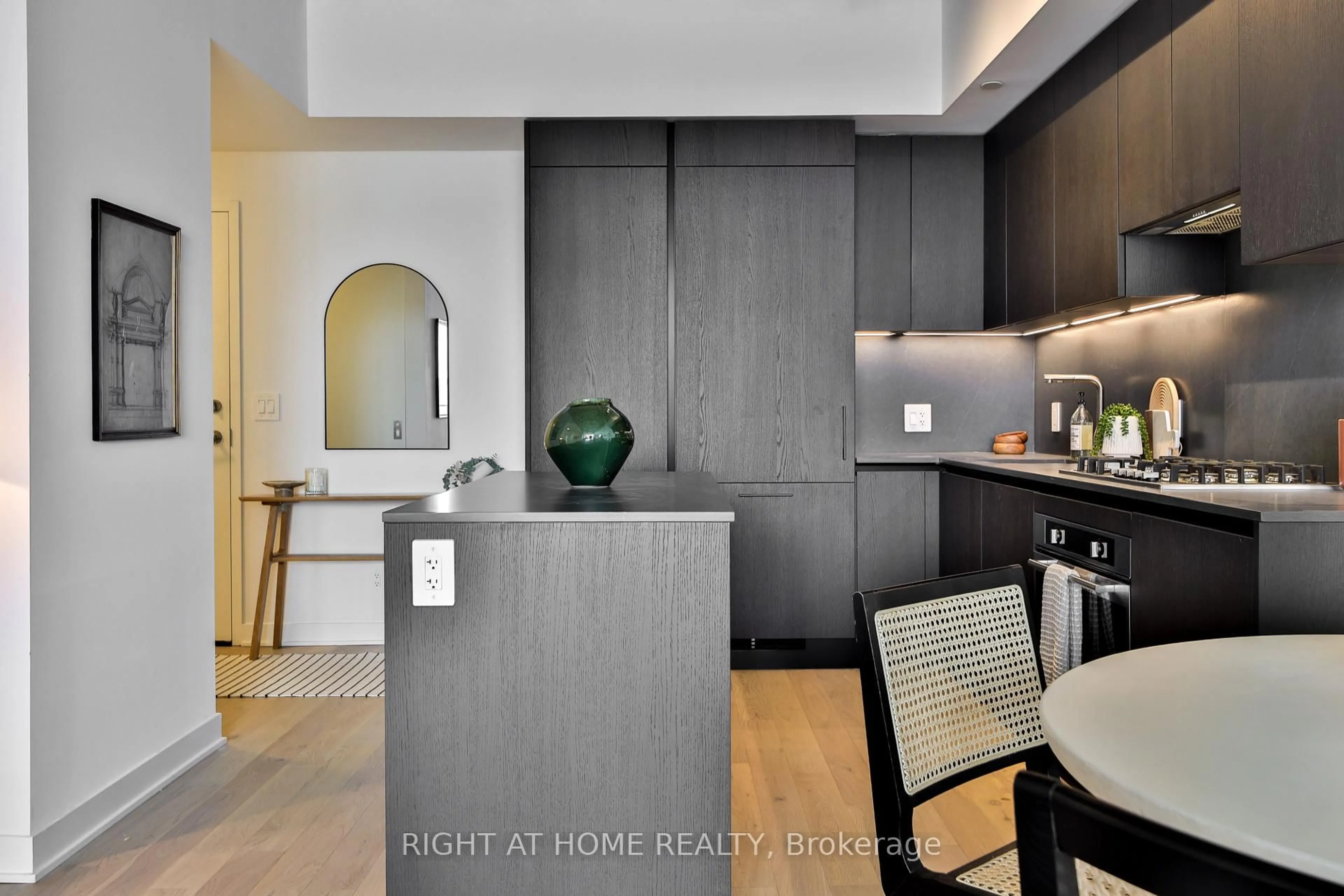 Unknown for 2720 Dundas St #PH 6, Toronto Ontario M6P 1Y2