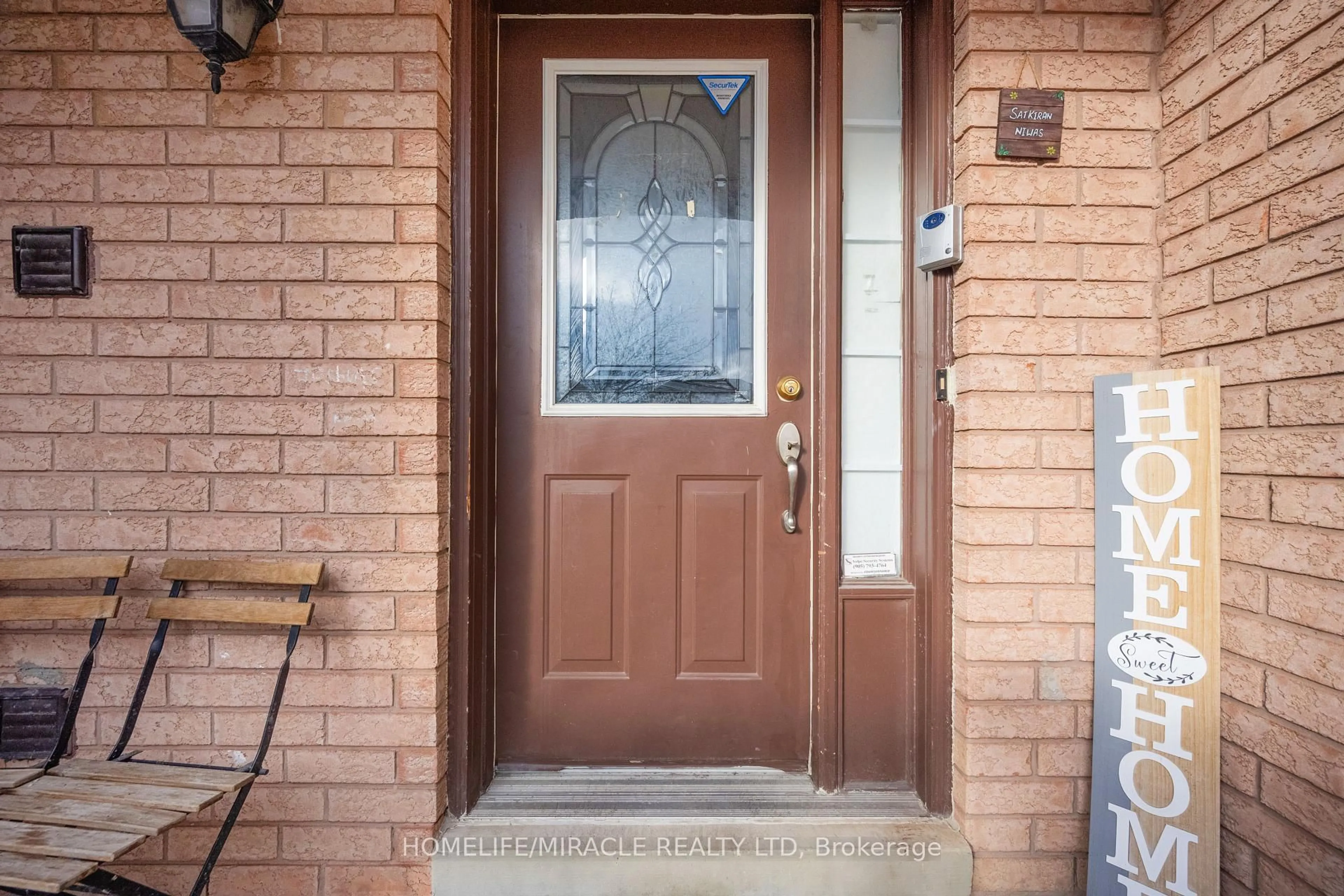 Indoor entryway for 25 Tinsmith St, Brampton Ontario L7A 1N1