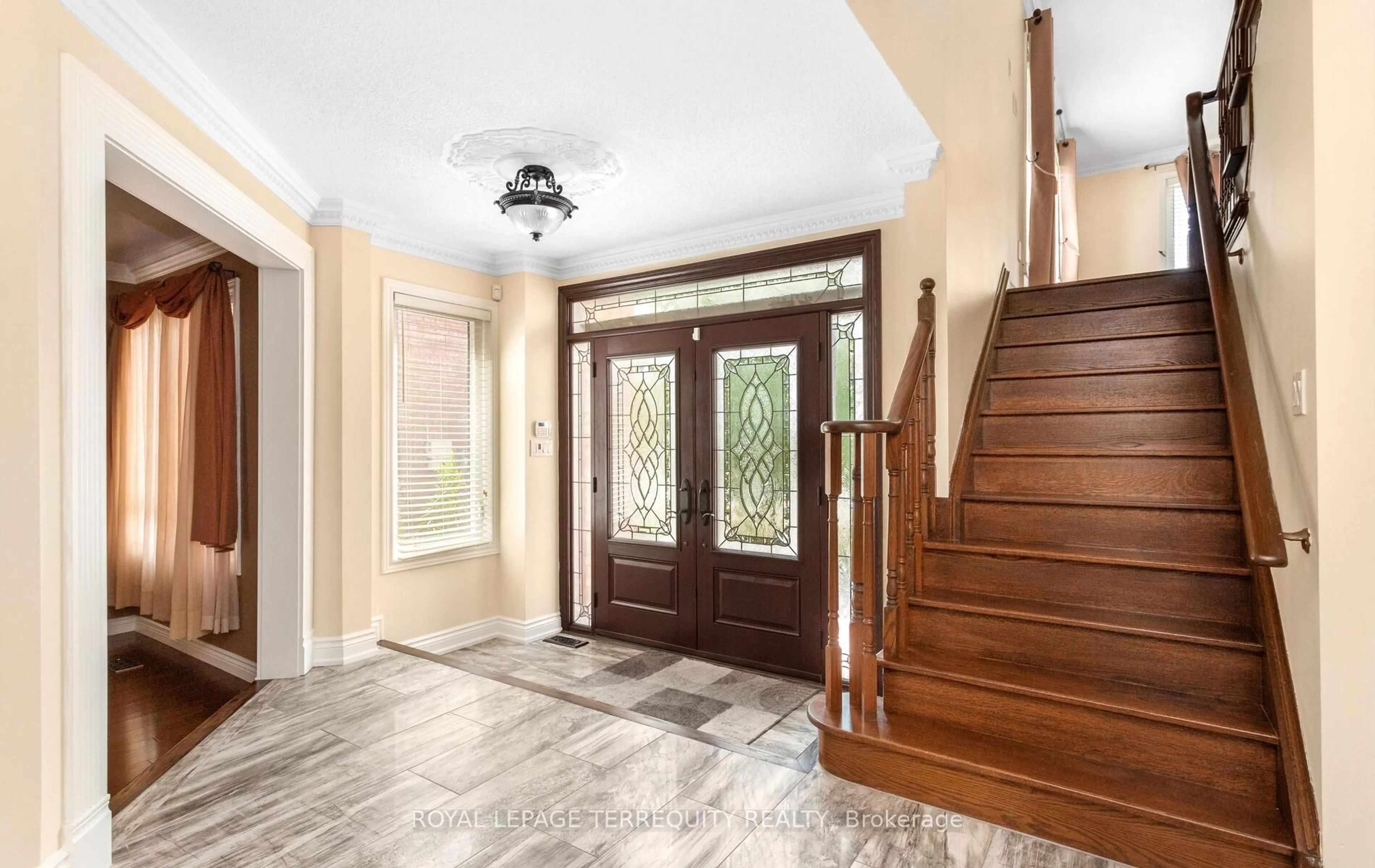 Indoor entryway for 5839 Fieldon Rd, Mississauga Ontario L5M 5K3