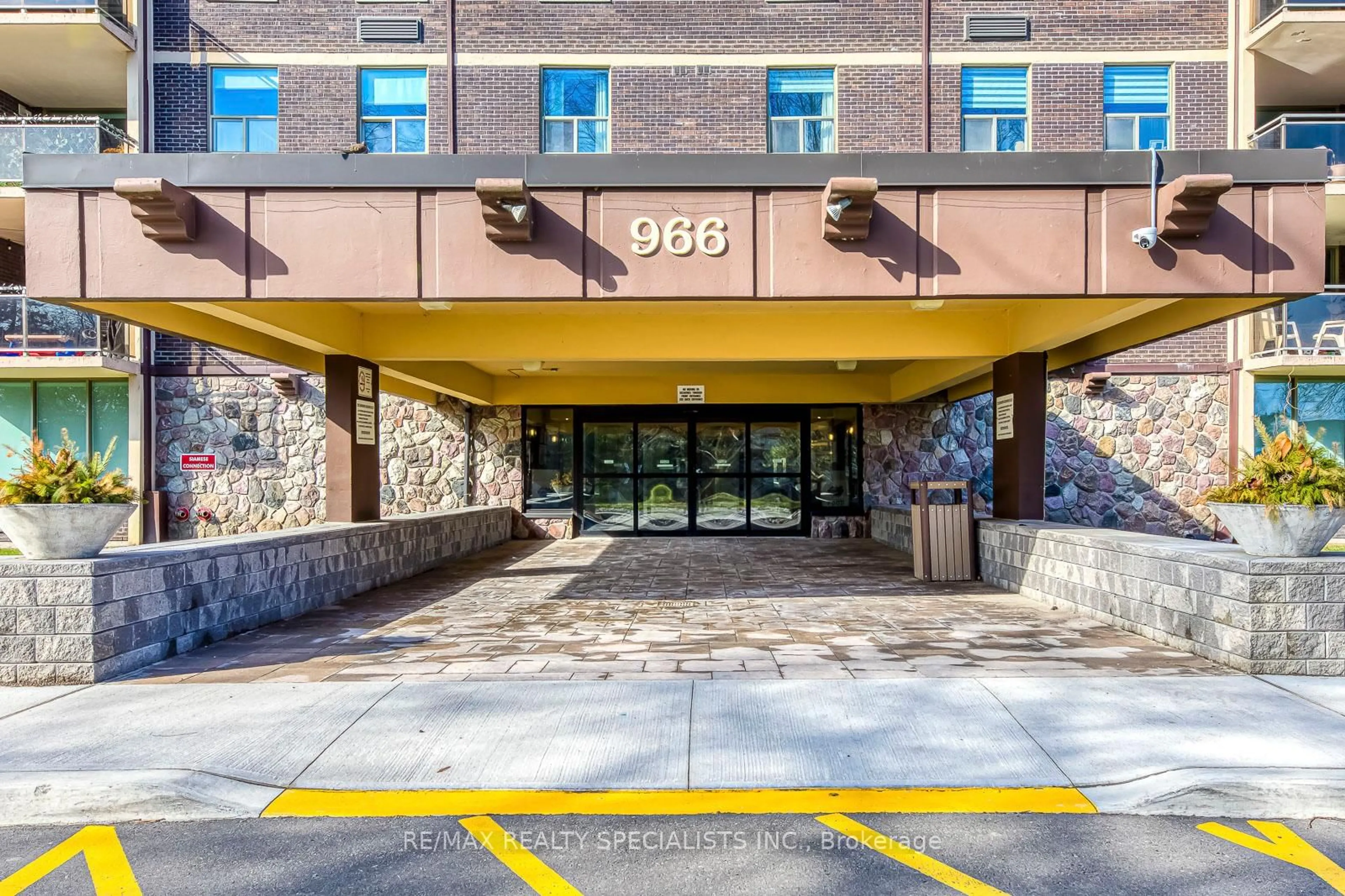 Indoor foyer for 966 Inverhouse Dr #405, Mississauga Ontario L5J 4B6