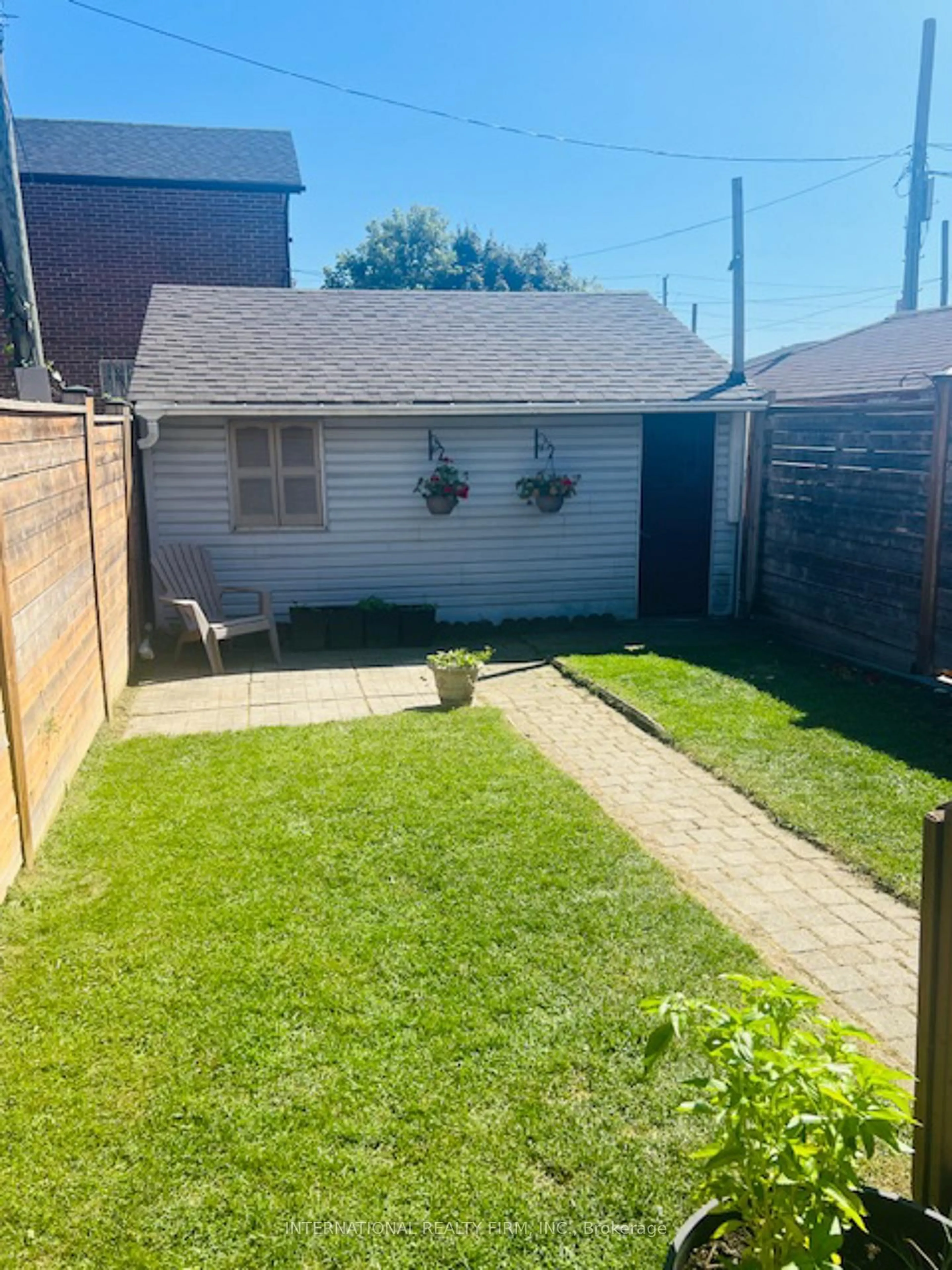 A pic from outside/outdoor area/front of a property/back of a property/a pic from drone, street for 25 Teignmouth Ave, Toronto Ontario M6E 1S6