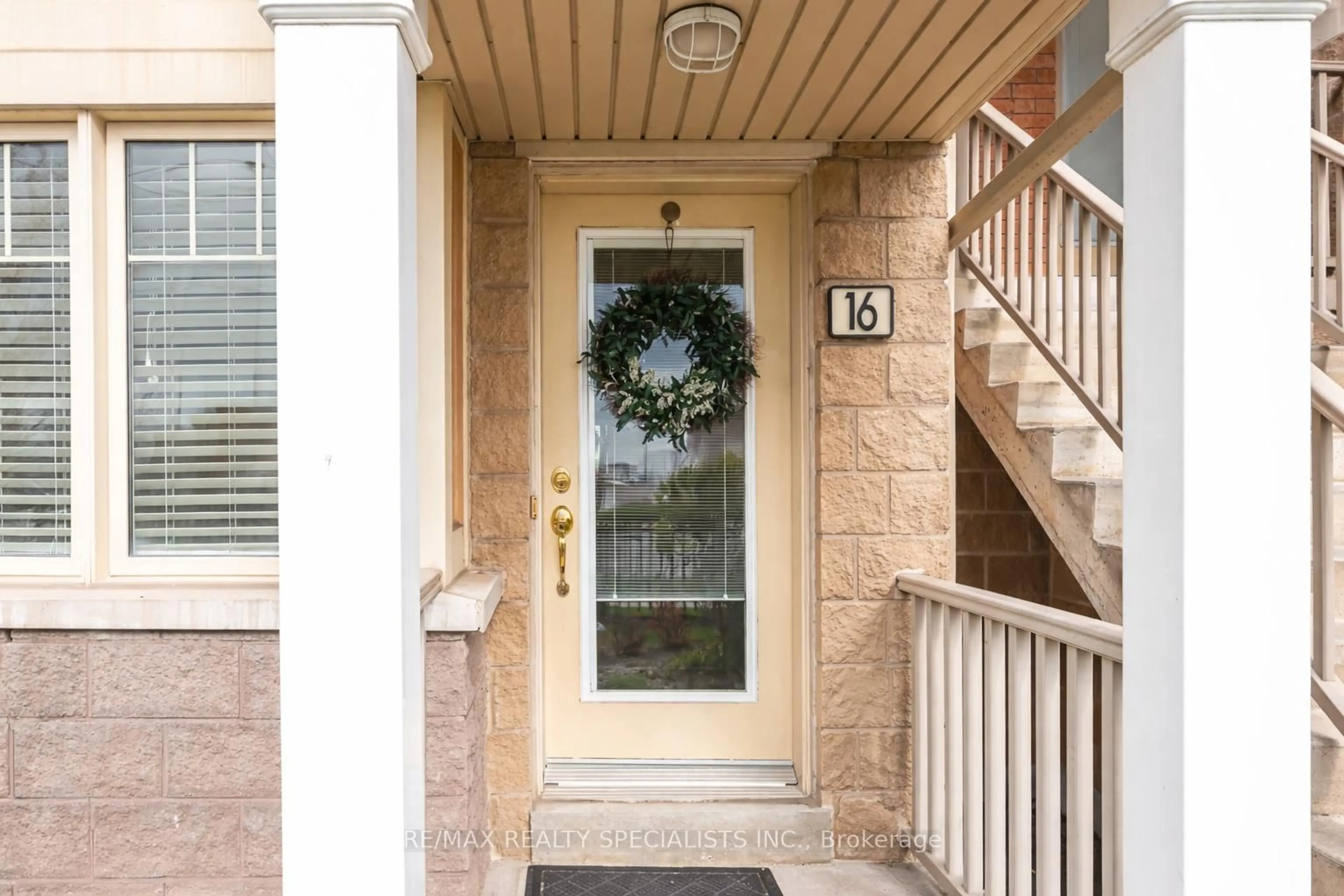 Indoor entryway for 3975 Eglinton Ave #16, Mississauga Ontario L5M 0E7