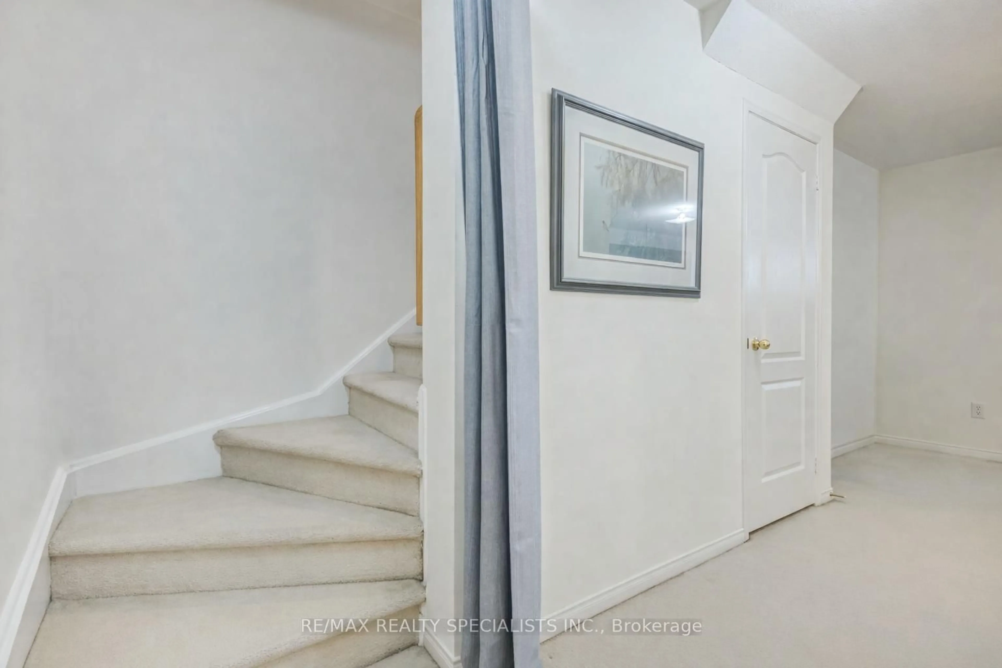 Stairs for 3975 Eglinton Ave #16, Mississauga Ontario L5M 0E7