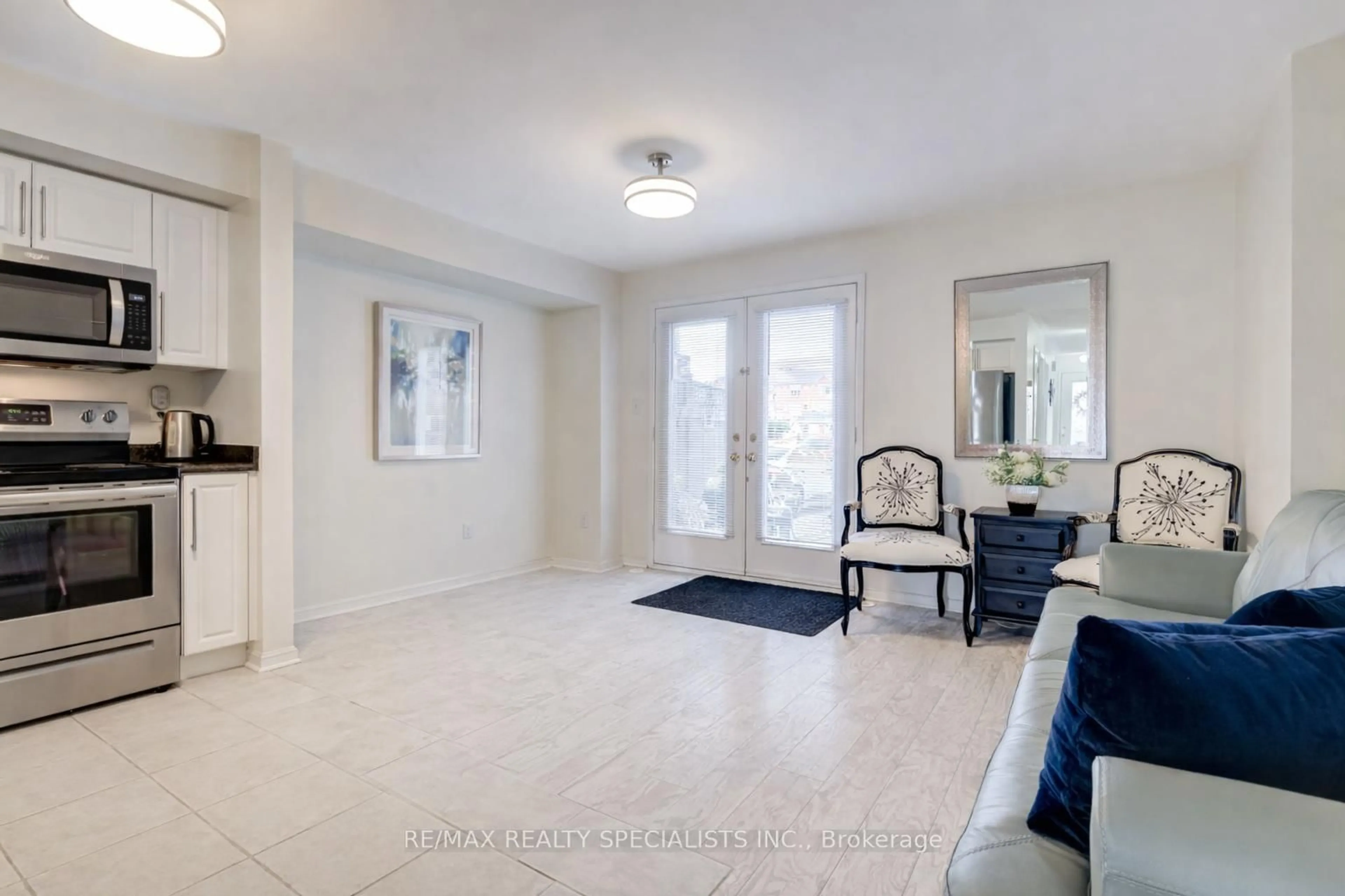 Indoor entryway for 3975 Eglinton Ave #16, Mississauga Ontario L5M 0E7