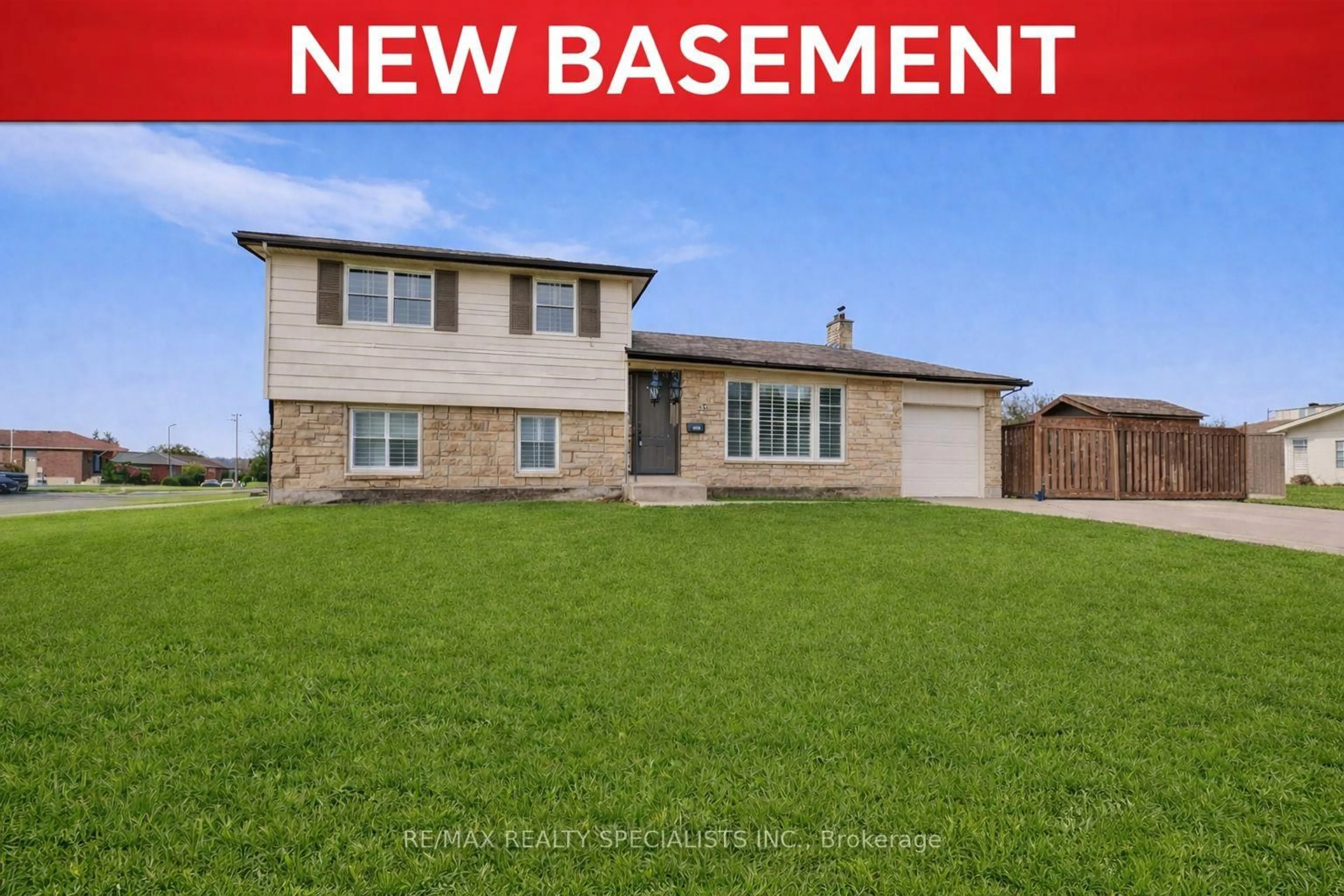 Home with vinyl exterior material, street for 2 Chesterfield Rd, Brampton Ontario L6W 1K9