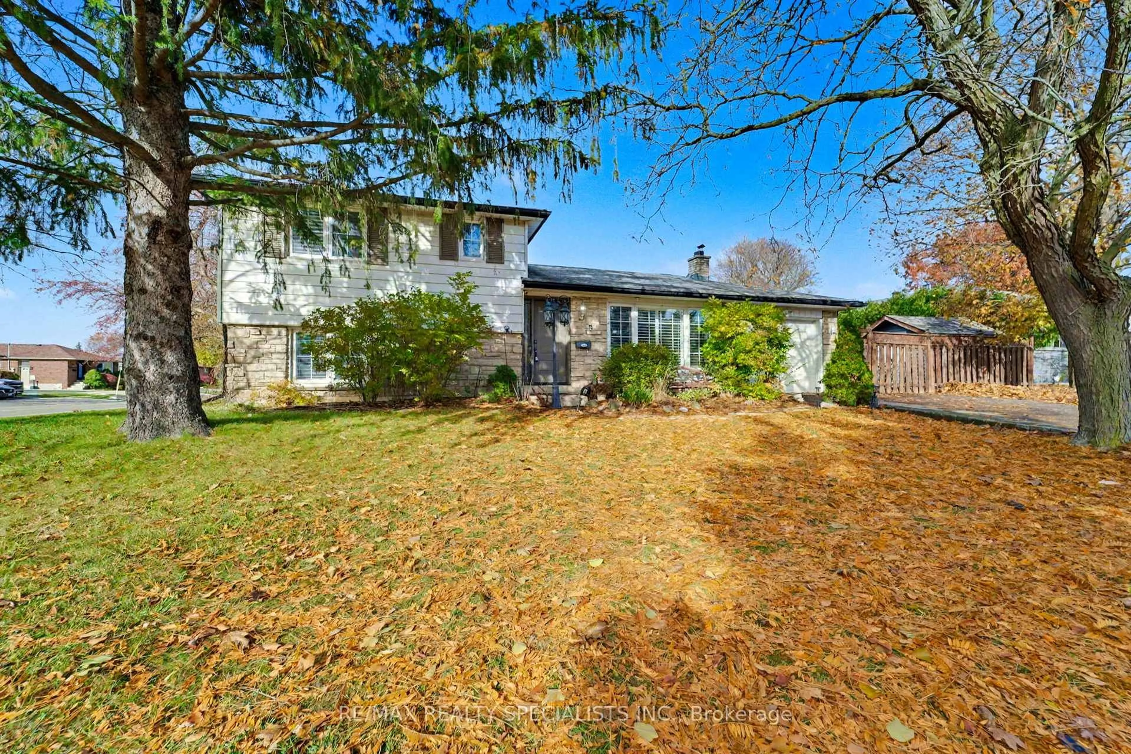 A pic from outside/outdoor area/front of a property/back of a property/a pic from drone, street for 2 Chesterfield Rd, Brampton Ontario L6W 1K9