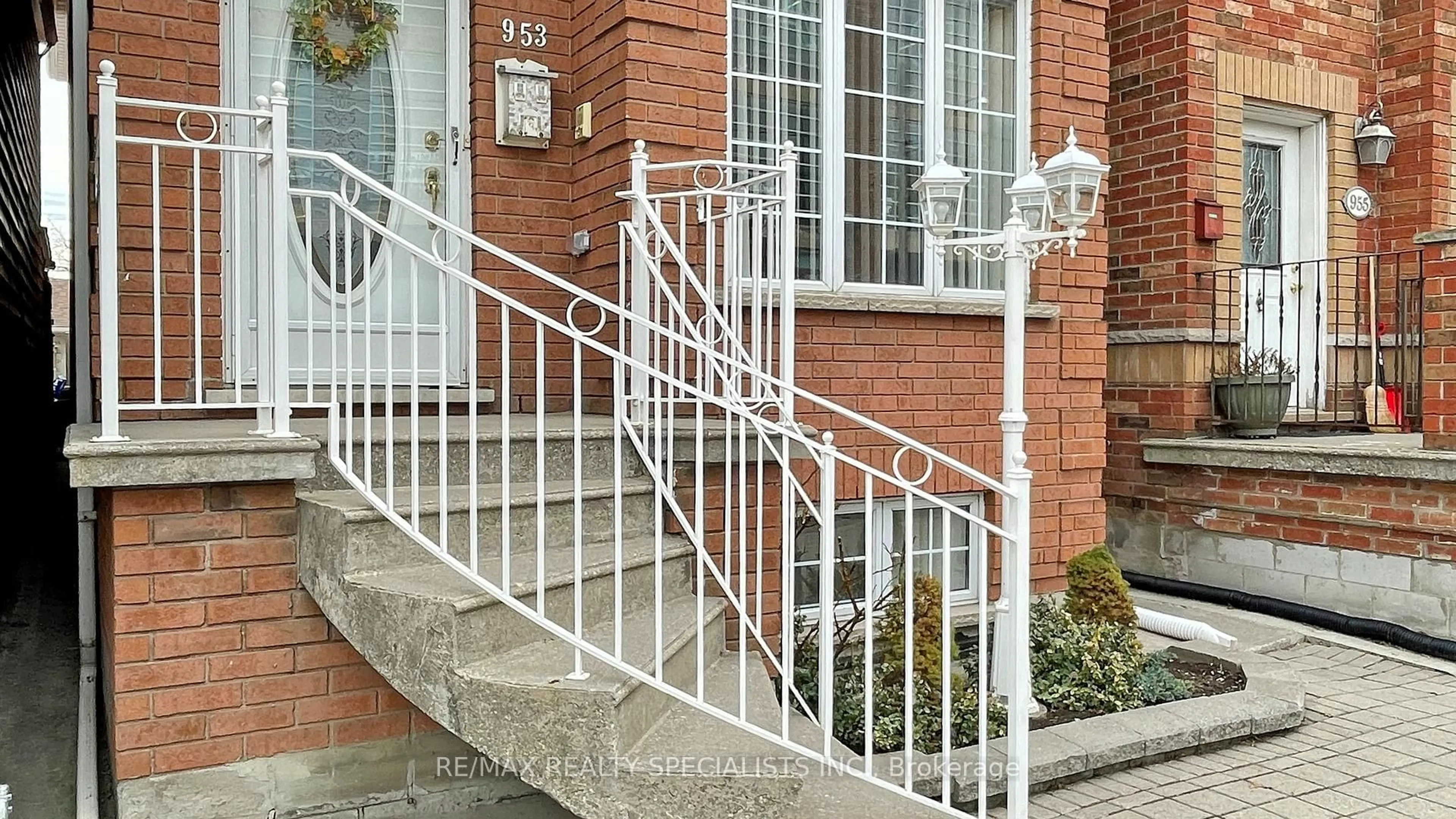 Stairs for 953 Dupont St, Toronto Ontario M6H 1Z4