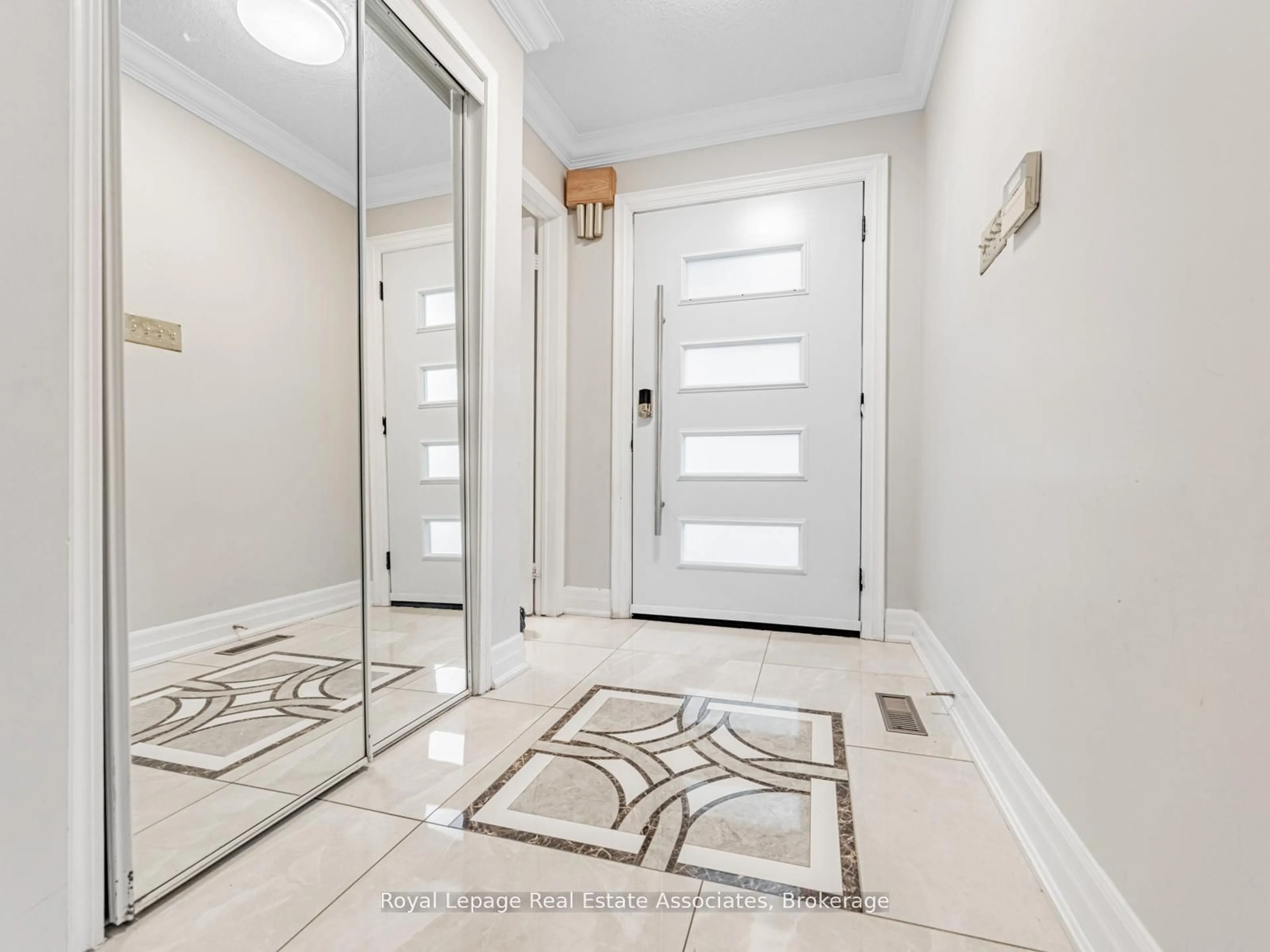 Indoor entryway for 6214 Miriam Way, Mississauga Ontario L5N 8J6