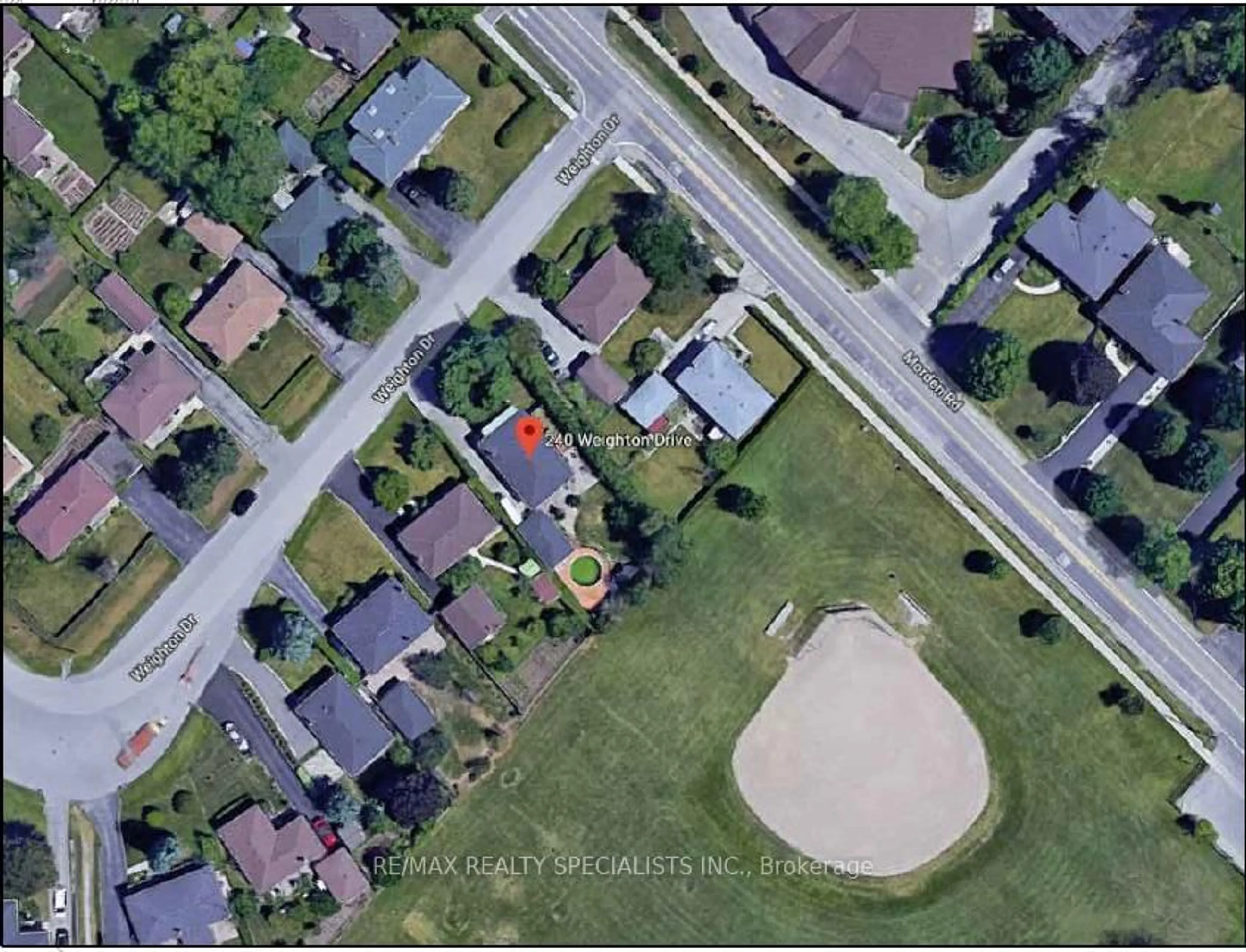 A pic from outside/outdoor area/front of a property/back of a property/a pic from drone, street for 240 Weighton Dr, Oakville Ontario L6K 2R1