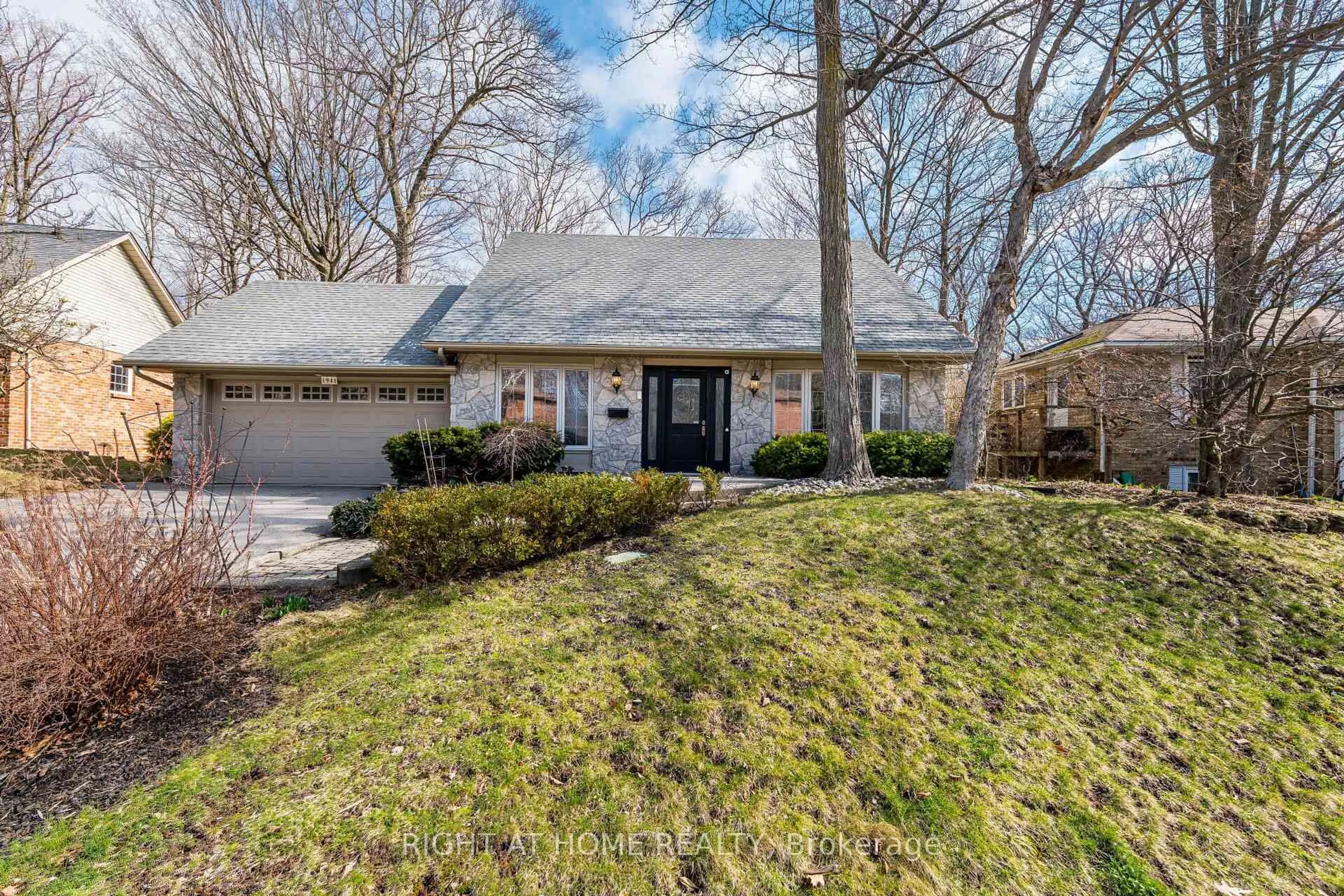 Unknown for 1941 Four Seasons Dr, Burlington Ontario L7P 2Y3