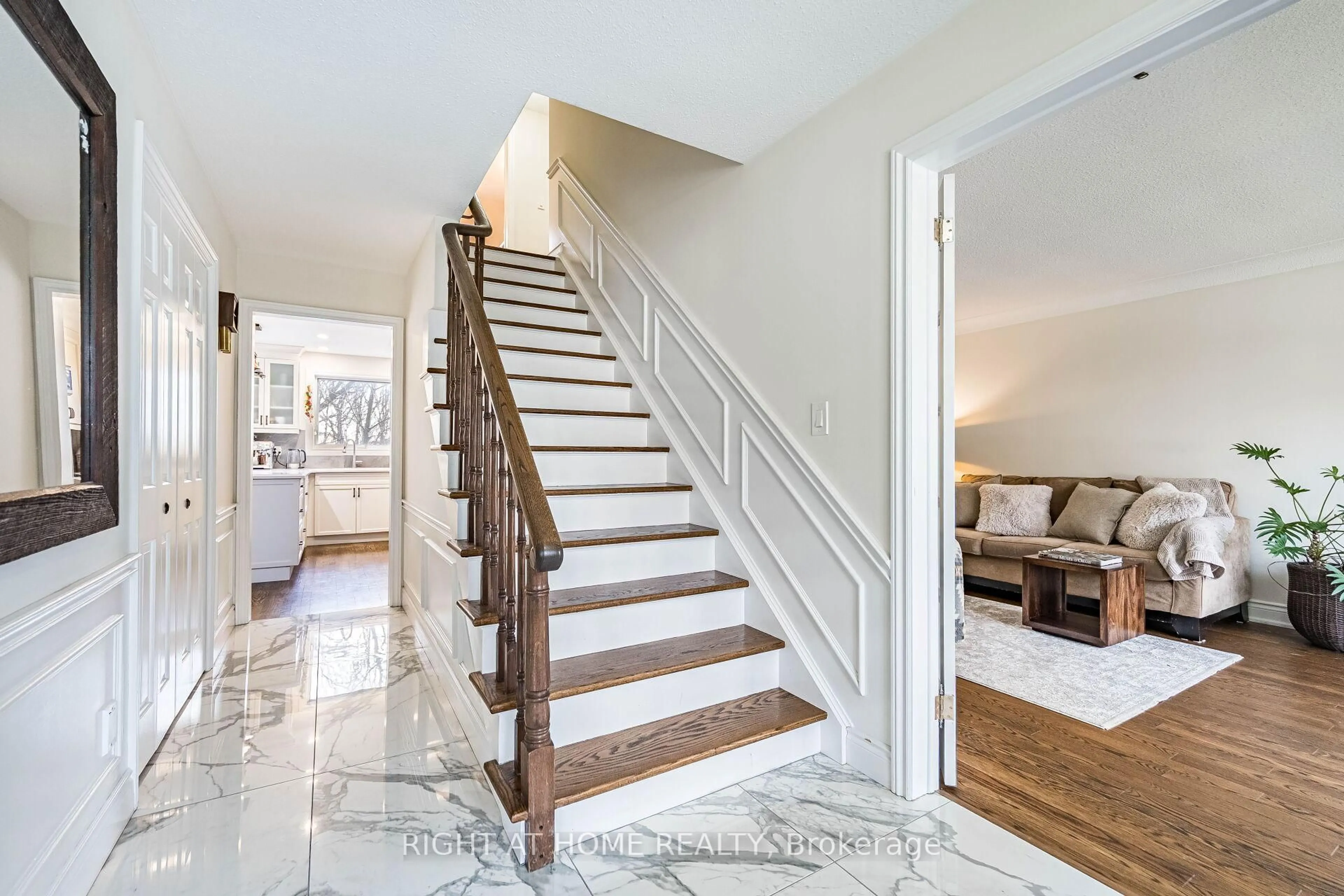 Stairs for 1941 Four Seasons Dr, Burlington Ontario L7P 2Y3