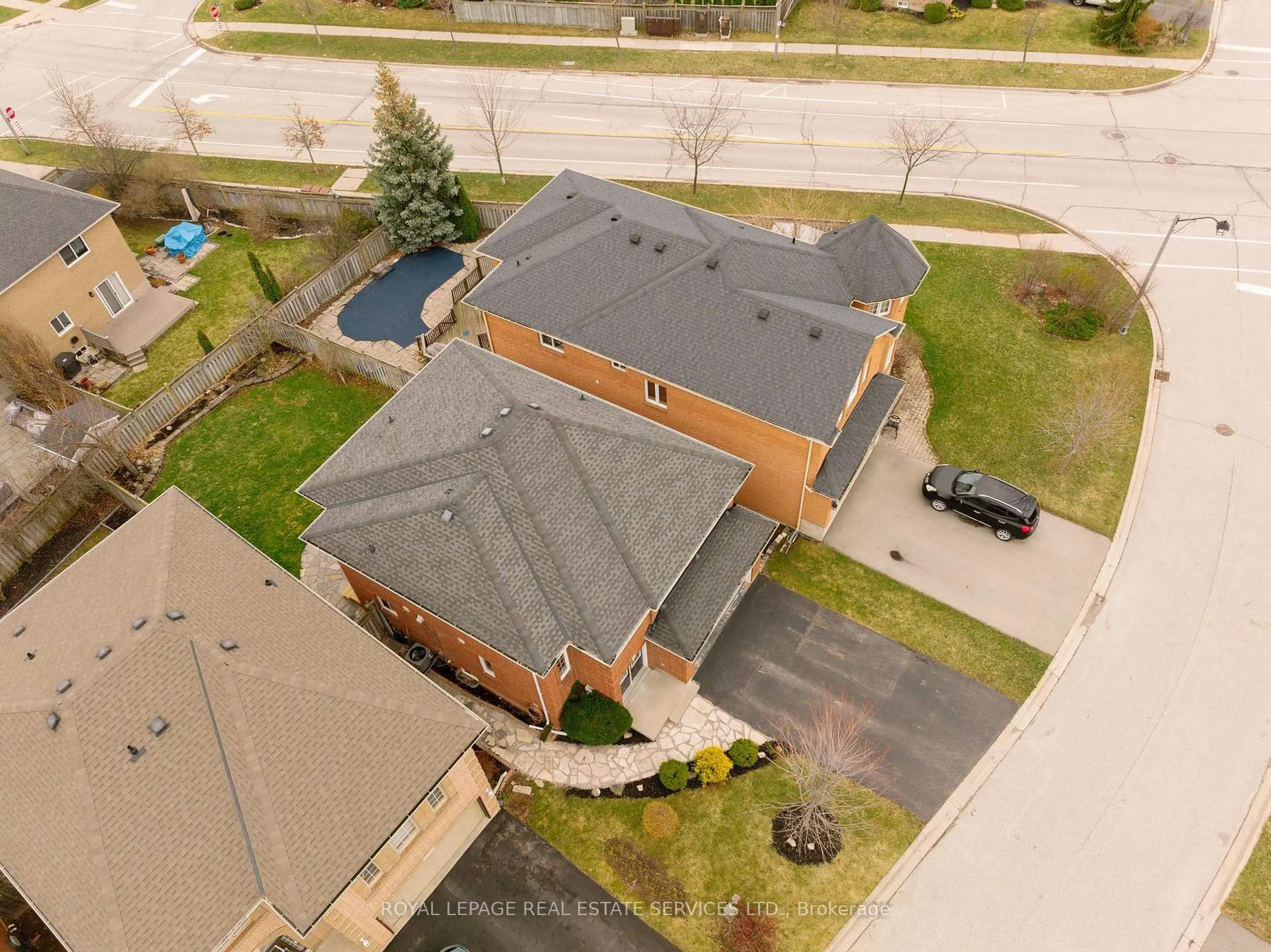 A pic from outside/outdoor area/front of a property/back of a property/a pic from drone, building for 2370 Stillmeadow Rd, Oakville Ontario L6M 4C8