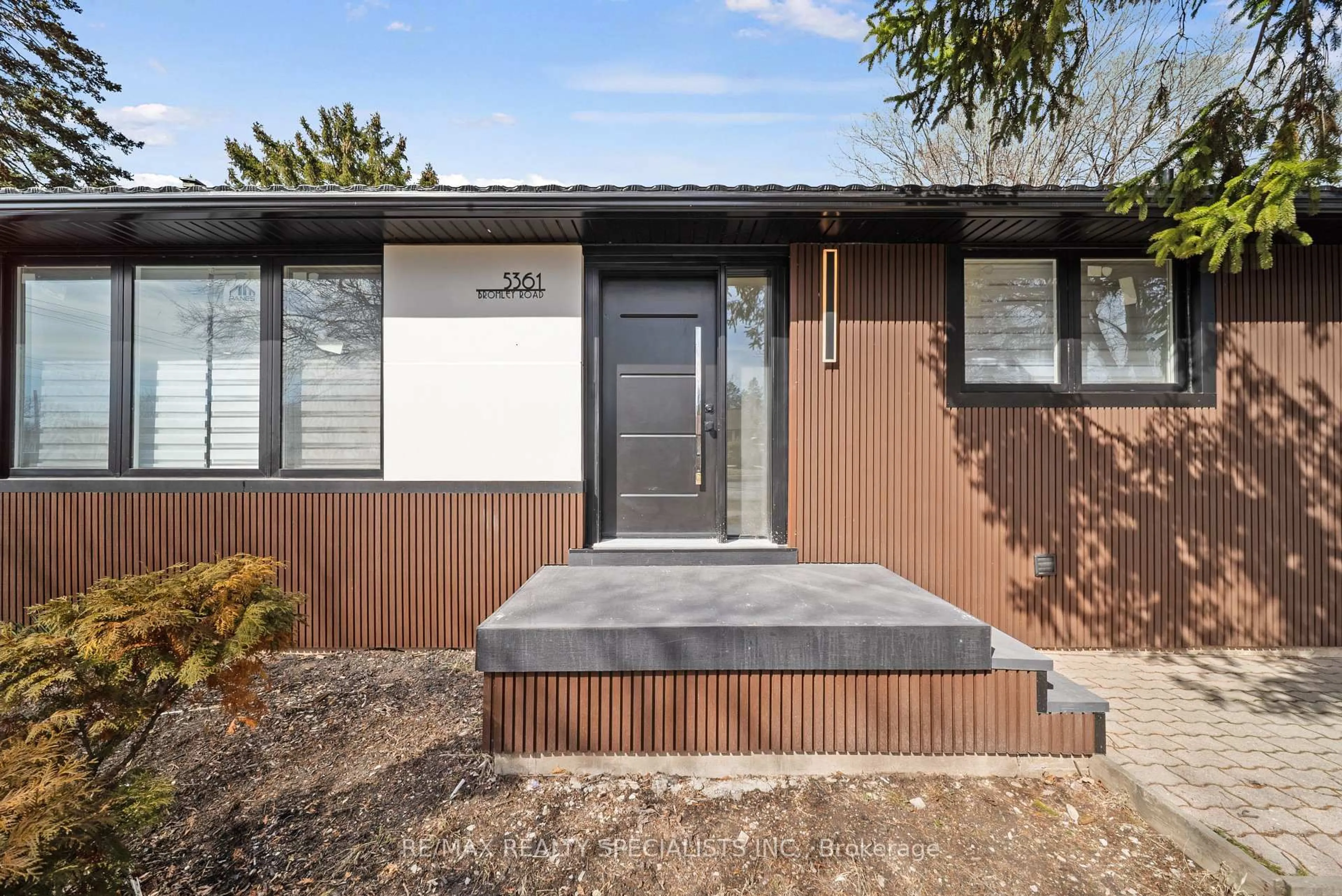 Home with vinyl exterior material, street for 5361 Bromley Rd, Burlington Ontario L7L 3G6