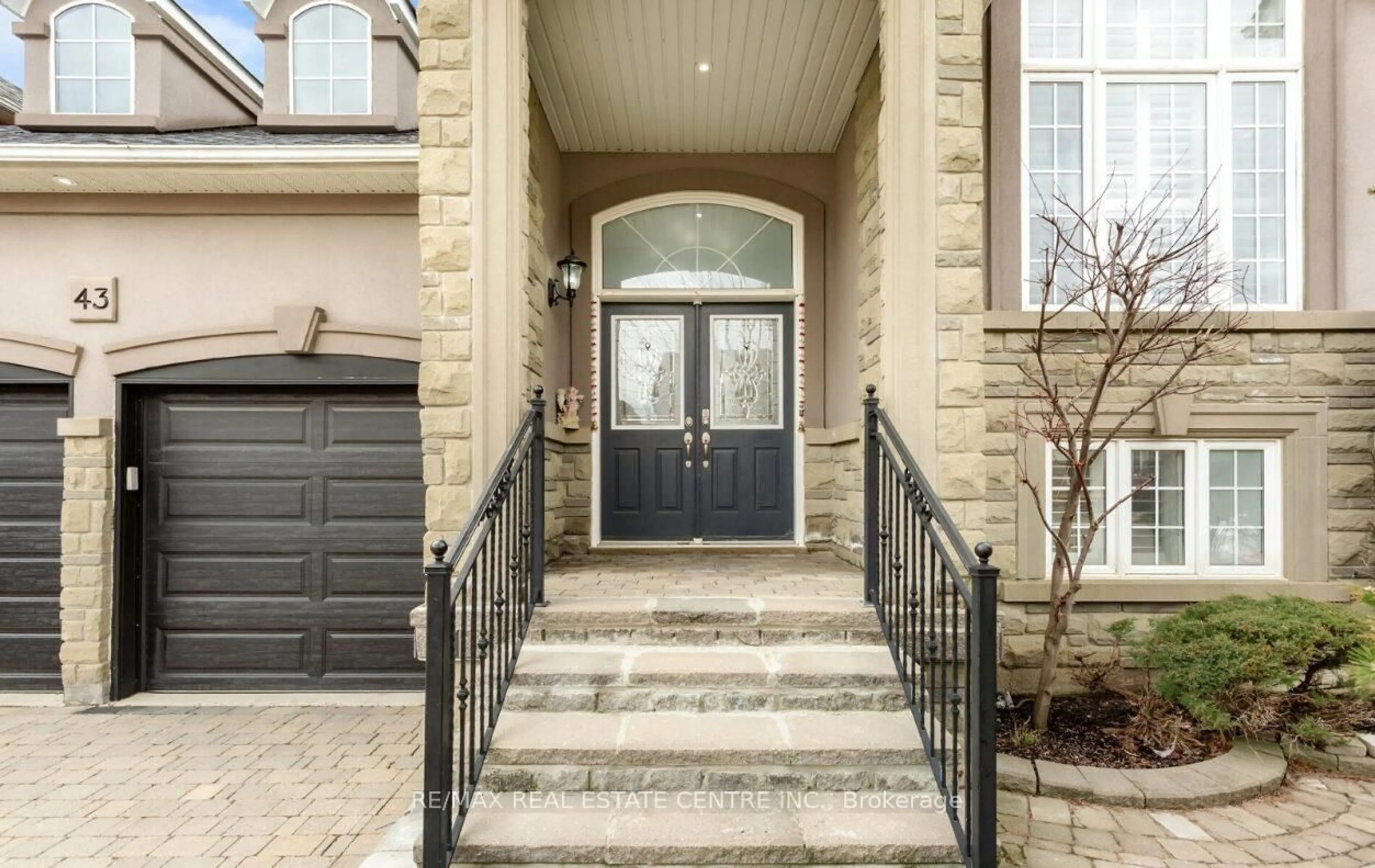 Indoor entryway for 43 Donherb Cres, Caledon Ontario L7C 1E4