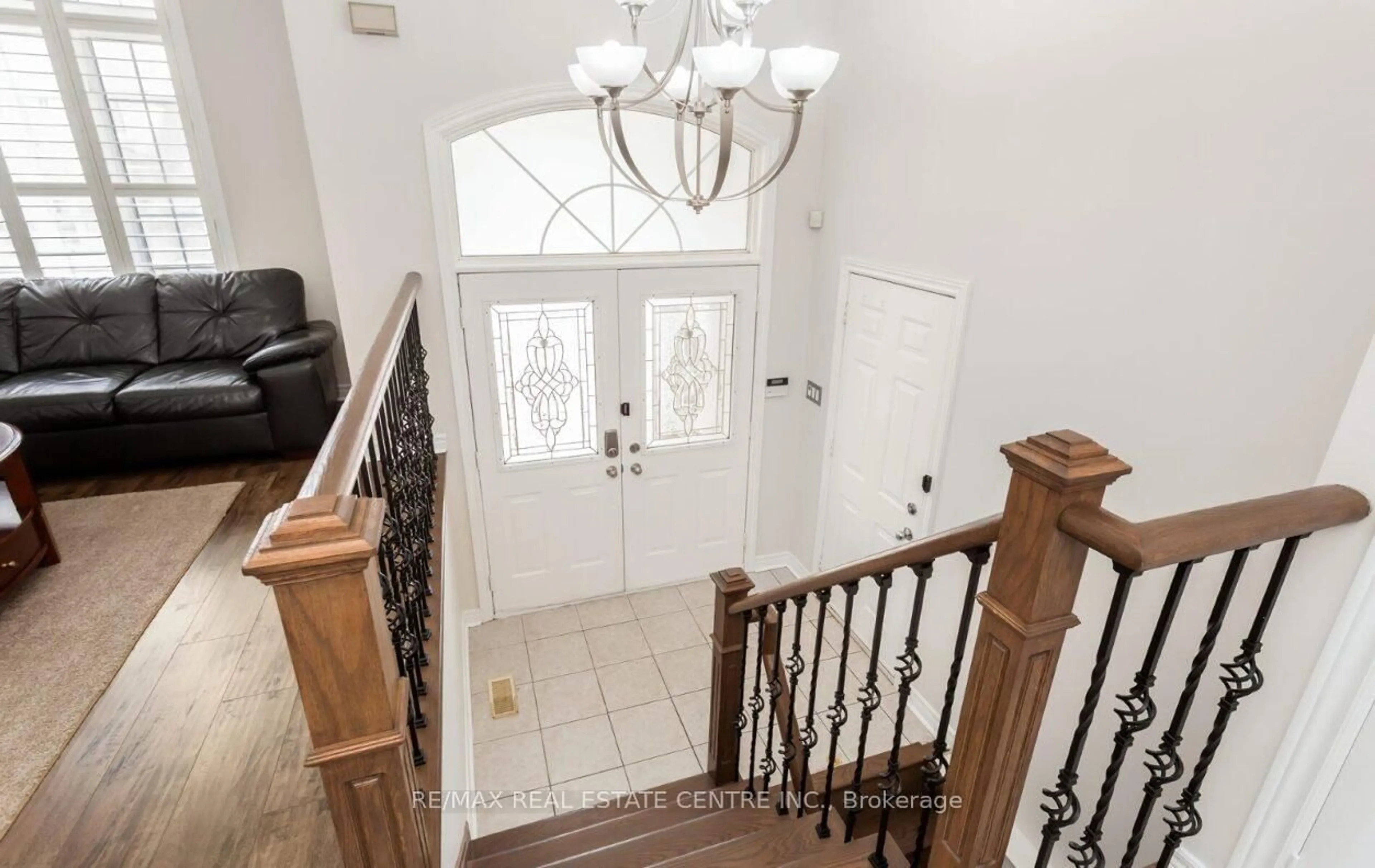 Indoor entryway for 43 Donherb Cres, Caledon Ontario L7C 1E4