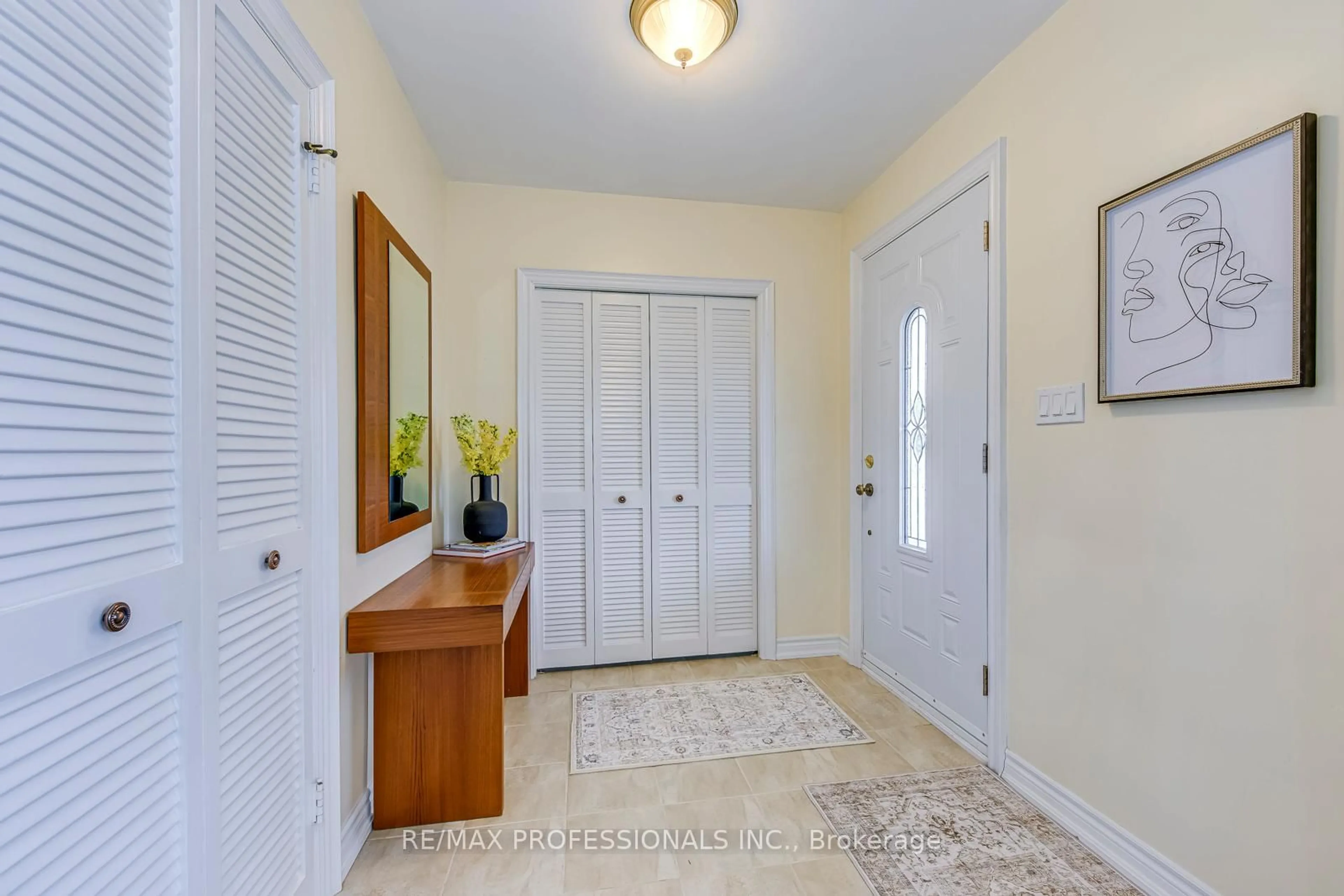 Indoor entryway for 270 Wellesworth Dr, Toronto Ontario M9C 4S7
