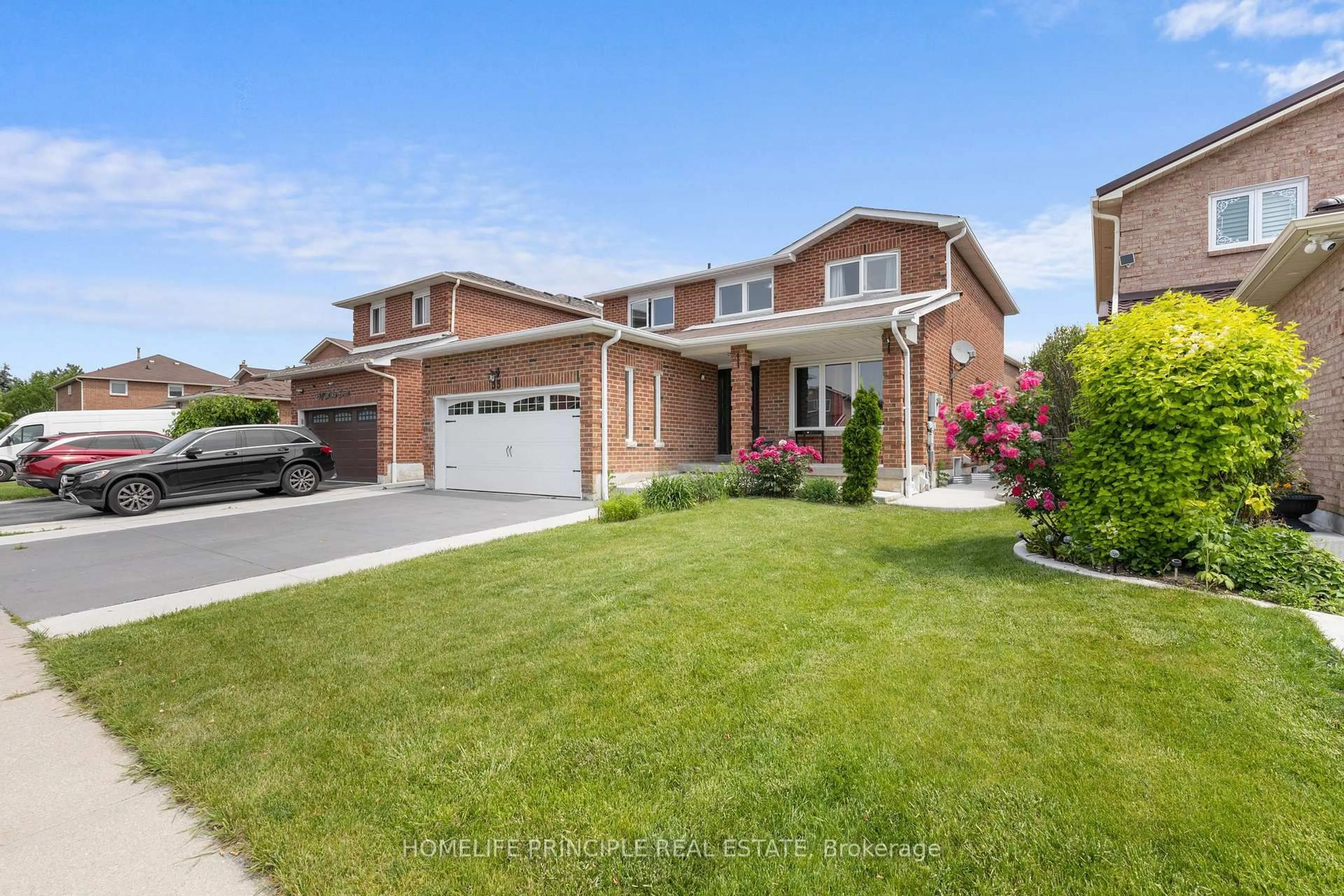 Home with brick exterior material, street for 33 Muskoka St, Brampton Ontario L6Z 3X2