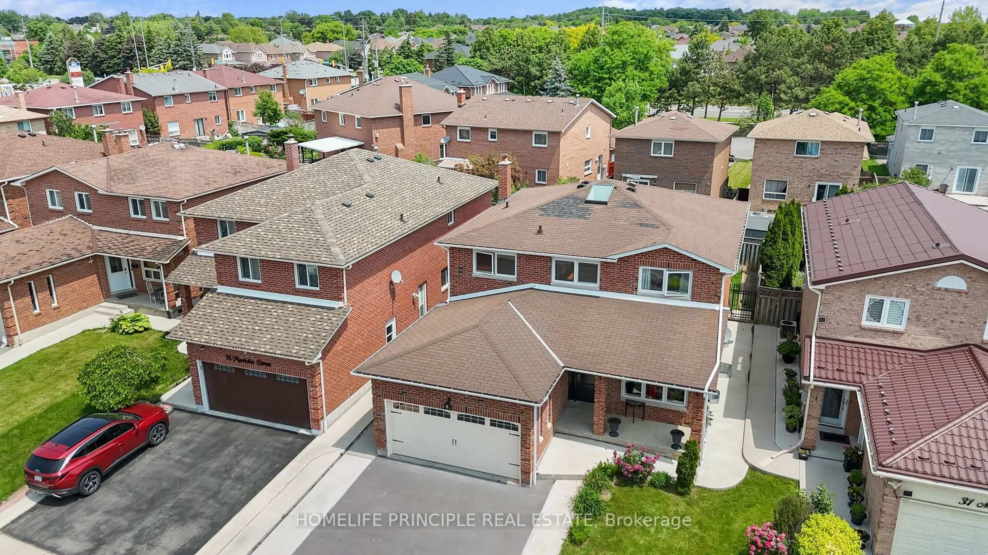 A pic from outside/outdoor area/front of a property/back of a property/a pic from drone, street for 33 Muskoka St, Brampton Ontario L6Z 3X2