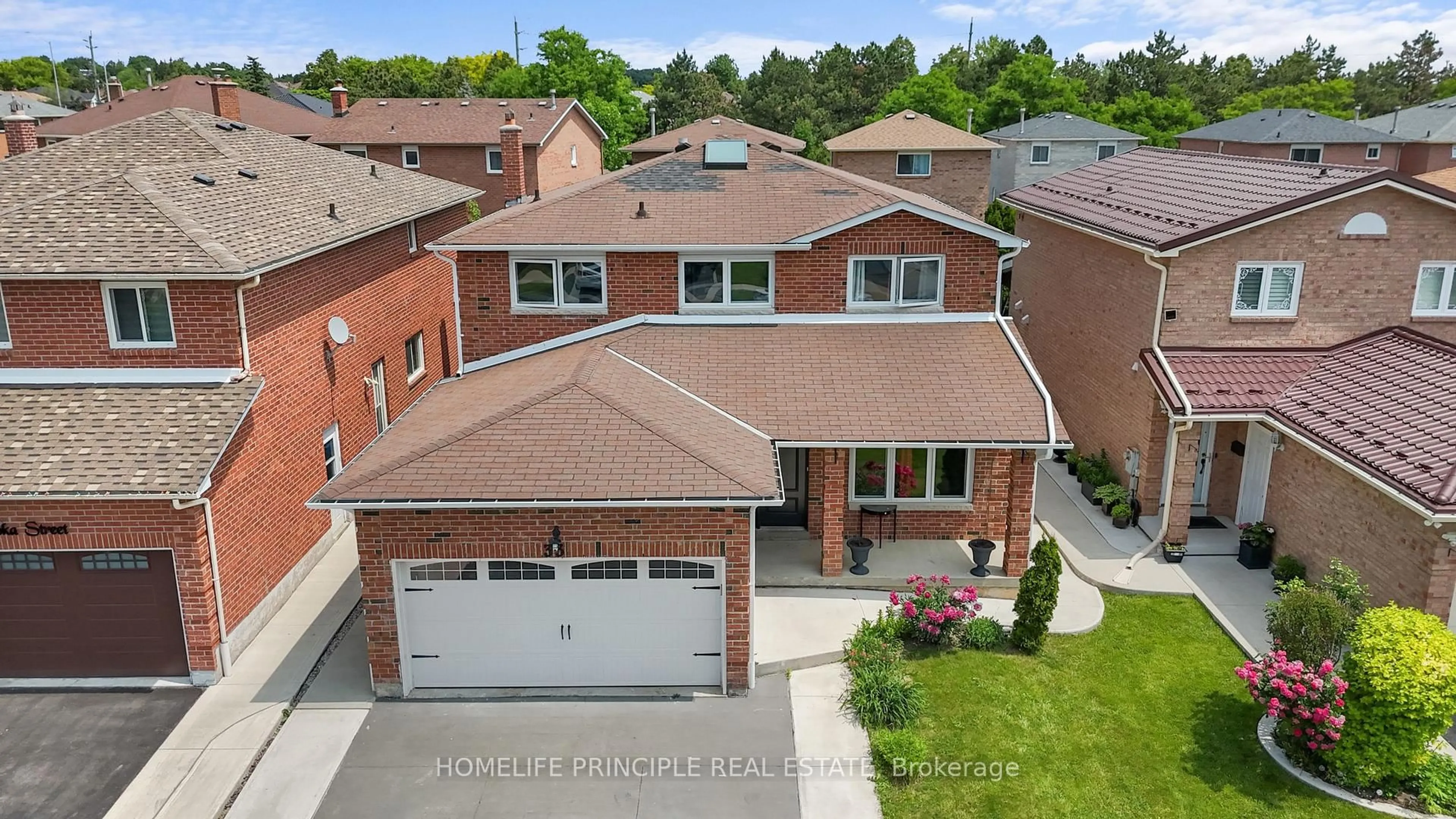 Home with brick exterior material, street for 33 Muskoka St, Brampton Ontario L6Z 3X2
