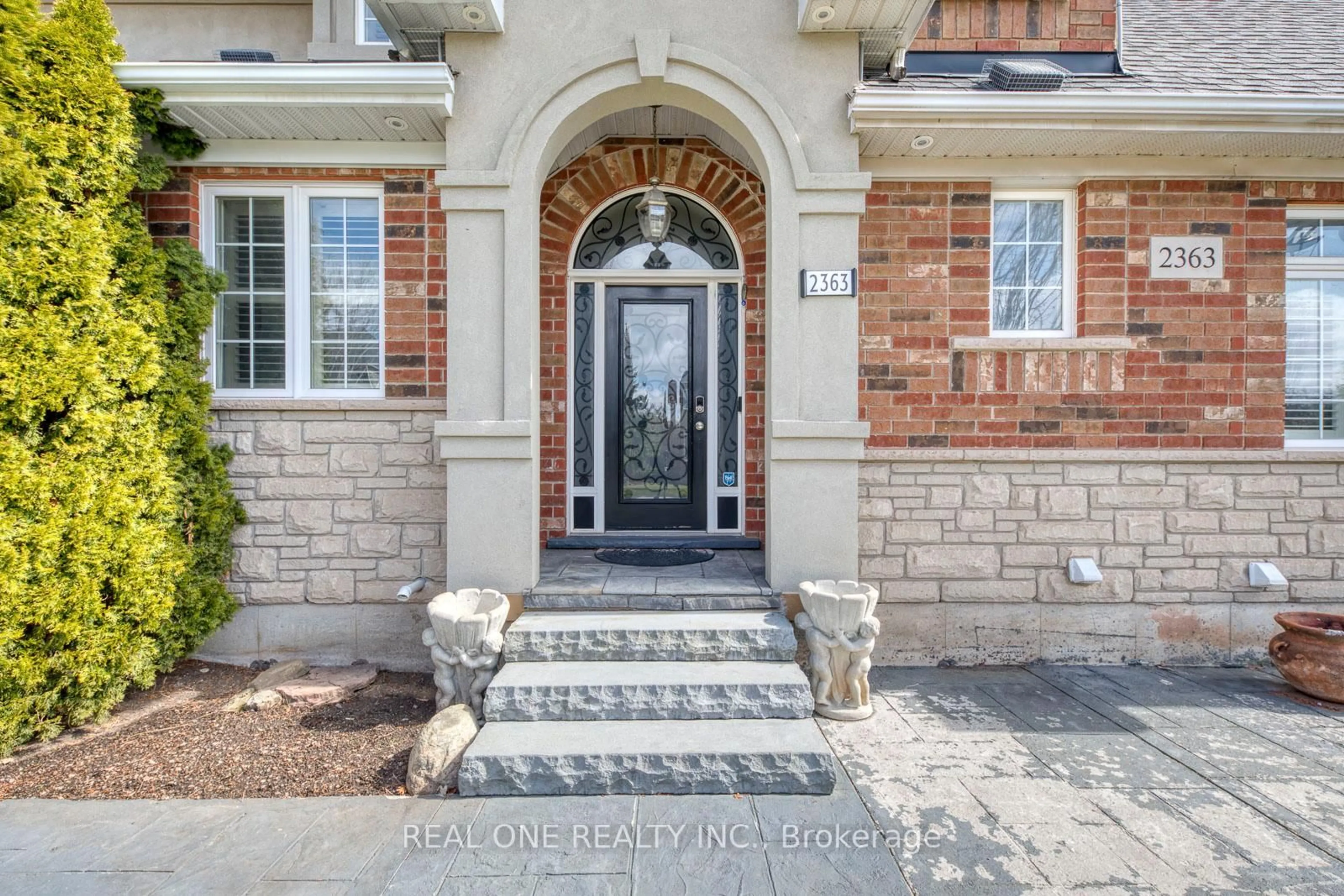 Indoor entryway for 2363 Parkglen Ave, Oakville Ontario L6M 4Y4