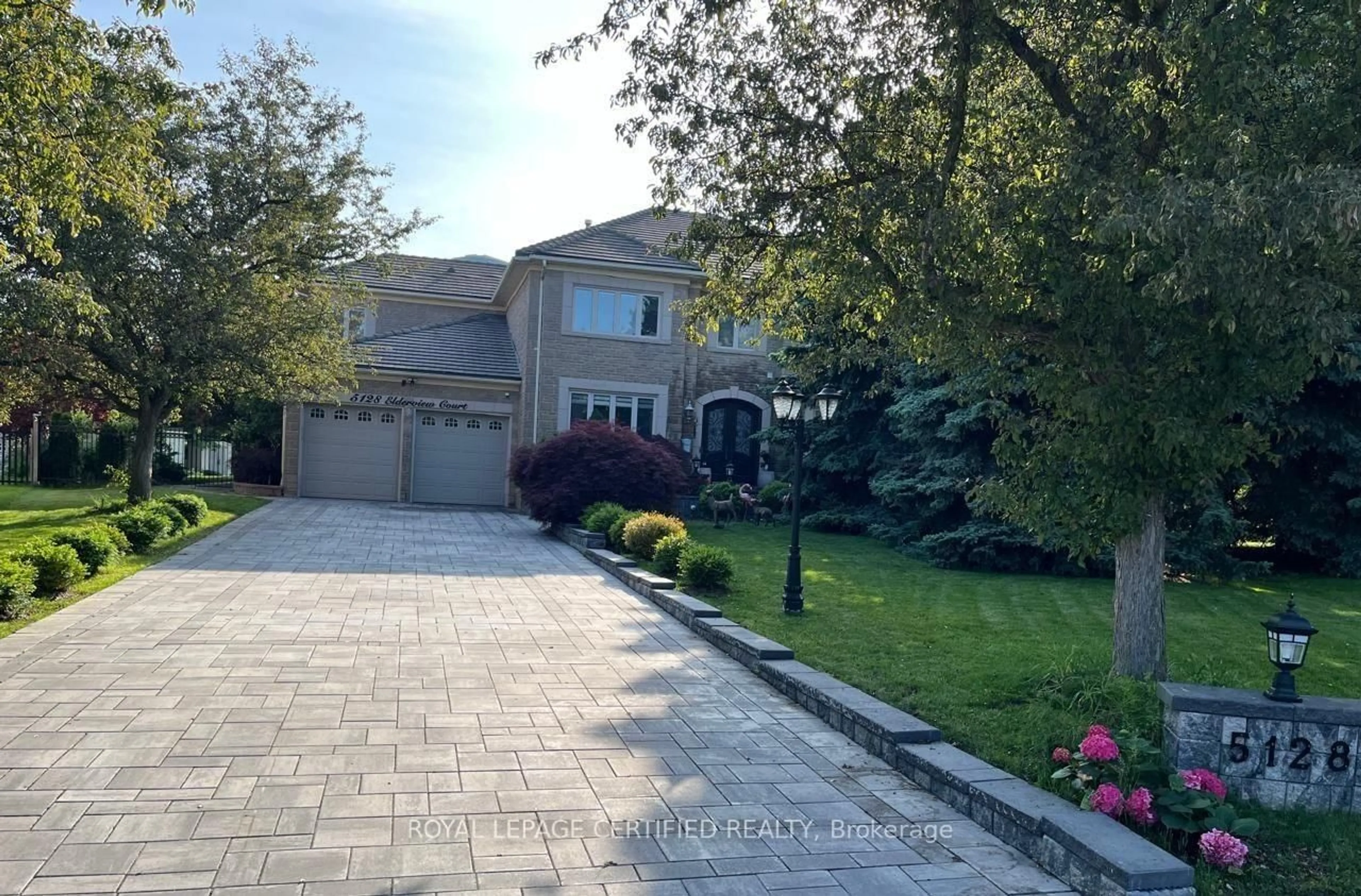 A pic from outside/outdoor area/front of a property/back of a property/a pic from drone, street for 5128 Elderview Crt, Mississauga Ontario L5M 5A9